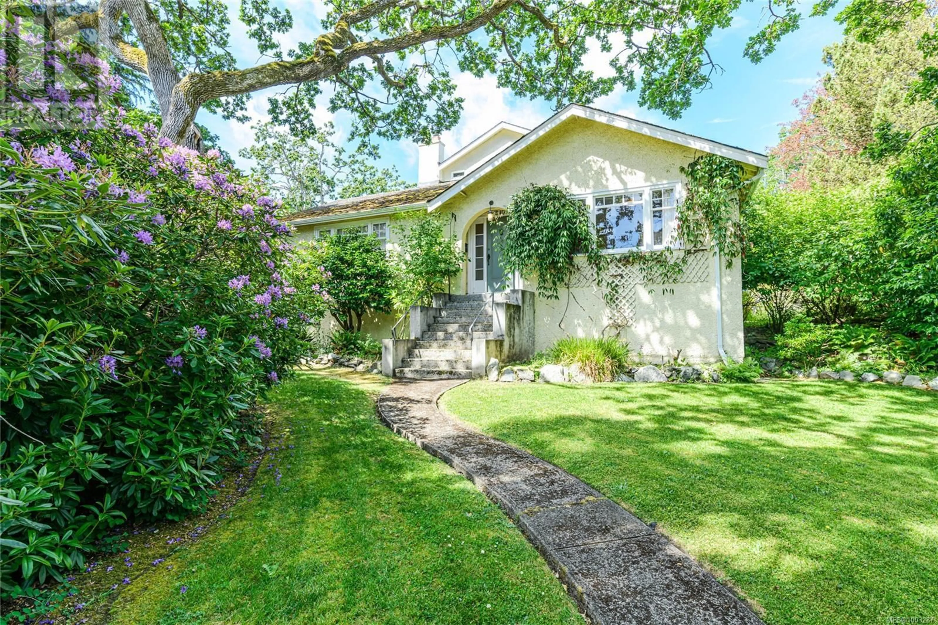 A pic from outside/outdoor area/front of a property/back of a property/a pic from drone, street for 1040 ST. LOUIS STREET, Oak Bay British Columbia V8S5B6
