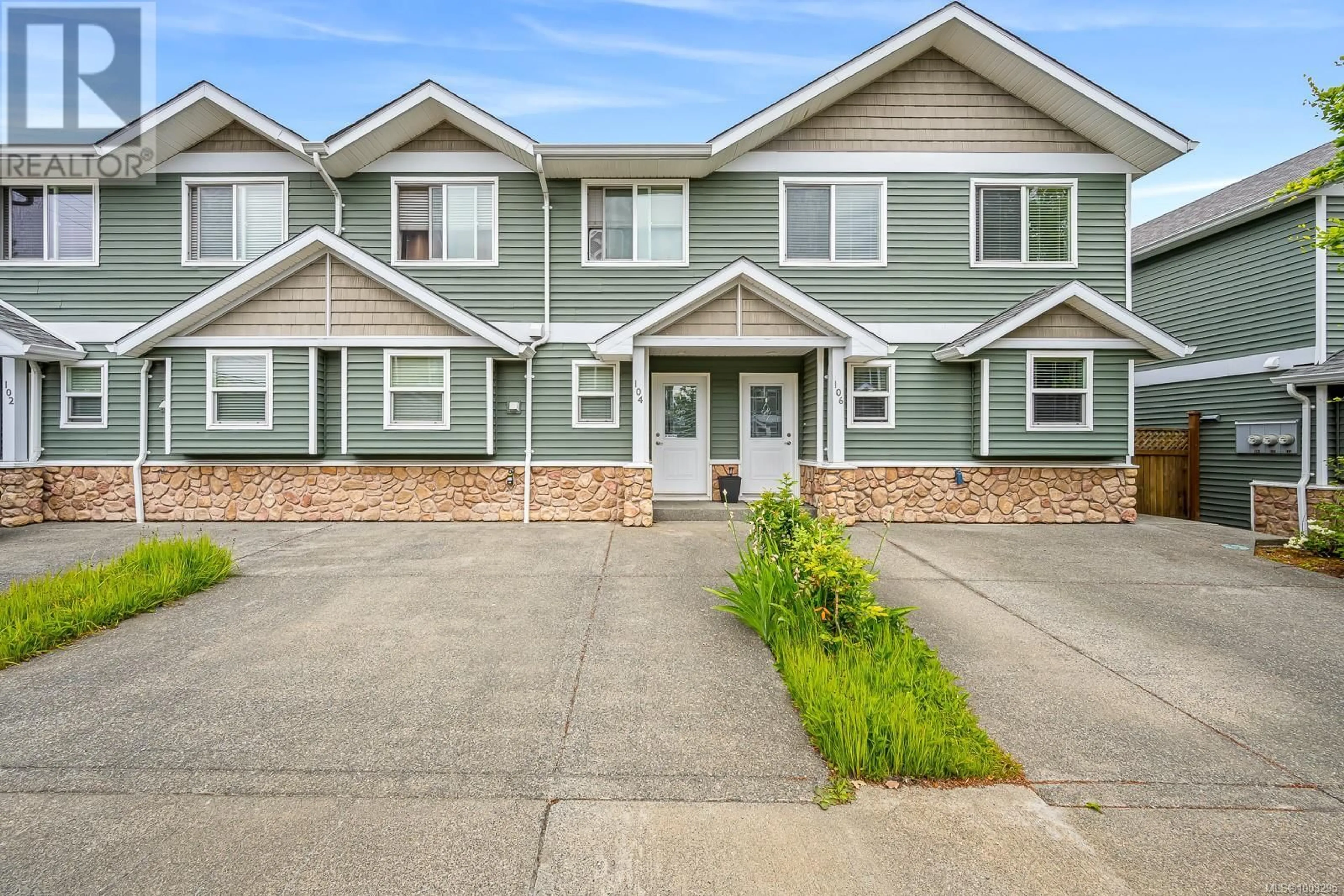 Home with vinyl exterior material, street for 104 - 170 CENTENNIAL DRIVE, Courtenay British Columbia V9N9V7
