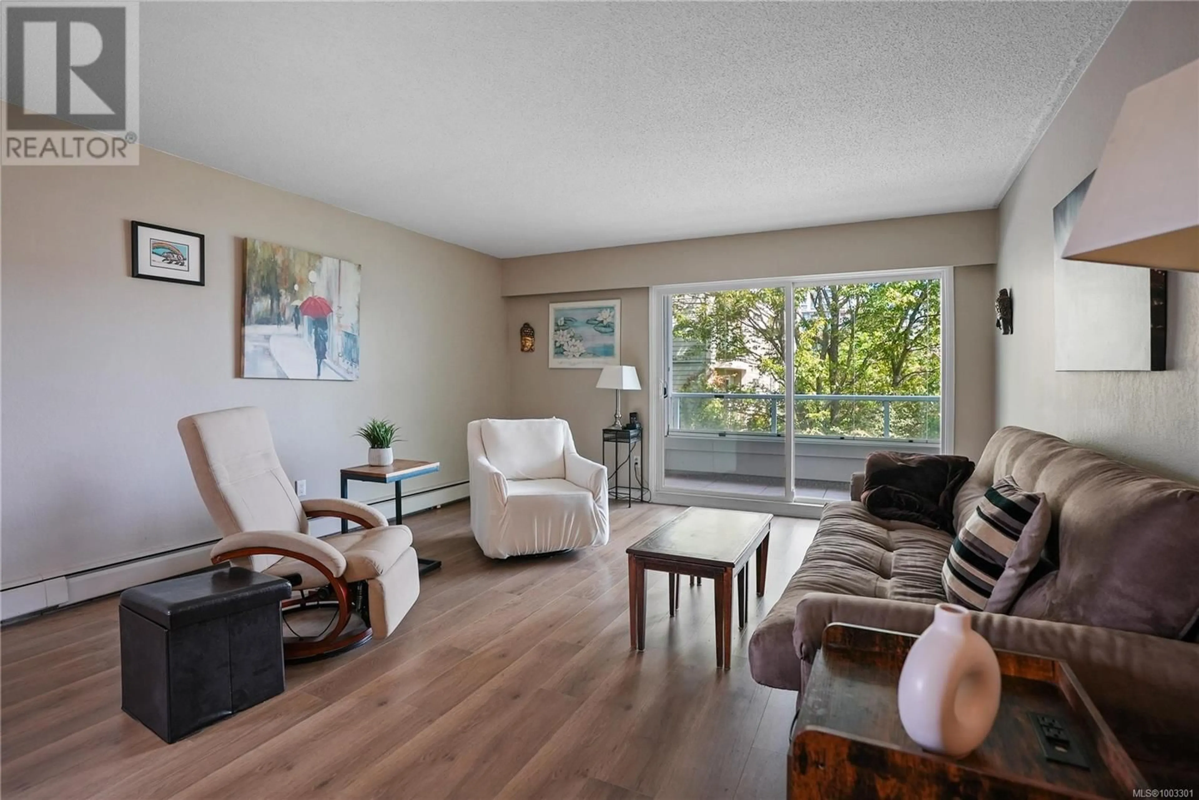 Living room with furniture, wood/laminate floor for 202 - 1040 ROCKLAND AVENUE, Victoria British Columbia V8V3H5