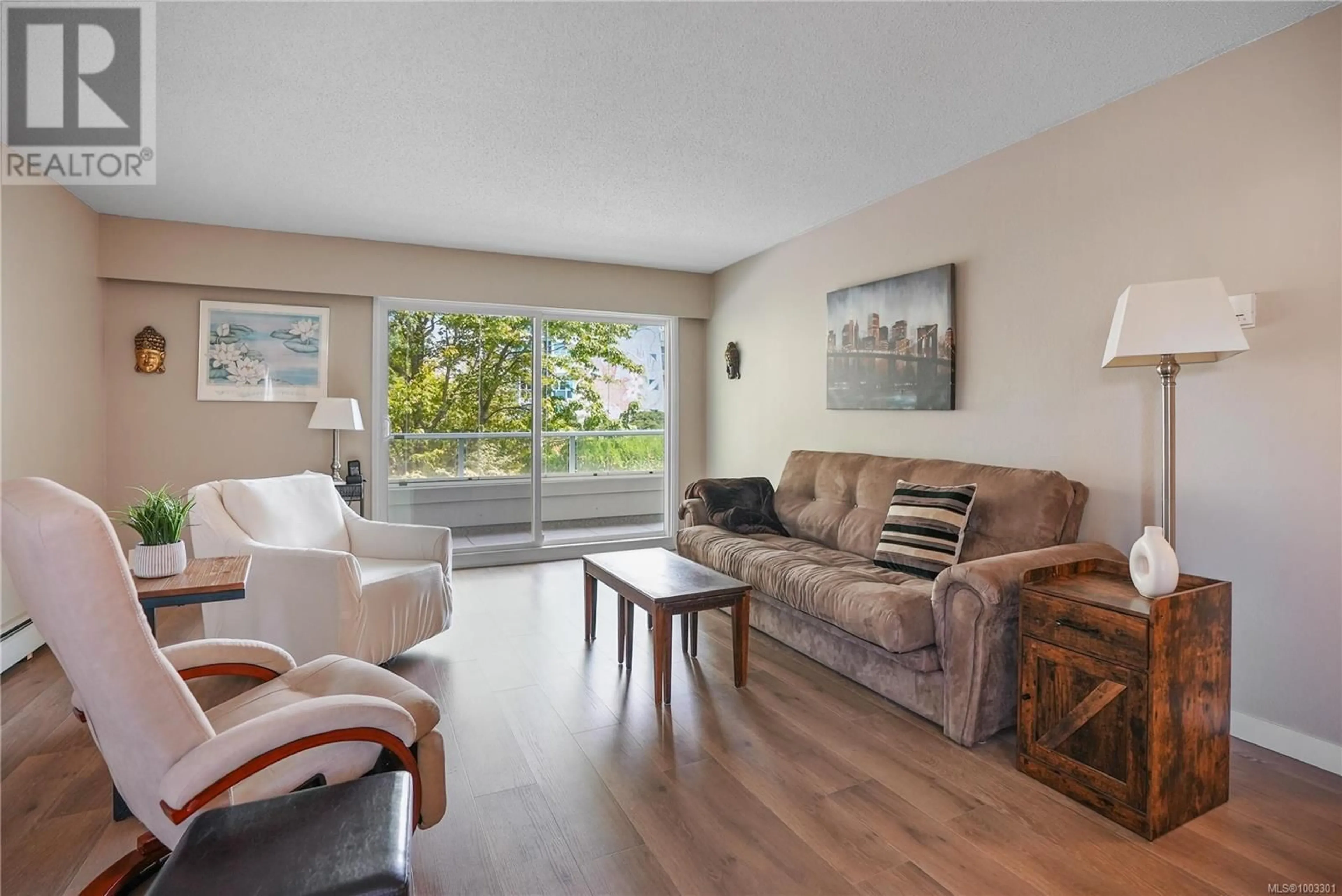 Living room with furniture, wood/laminate floor for 202 - 1040 ROCKLAND AVENUE, Victoria British Columbia V8V3H5