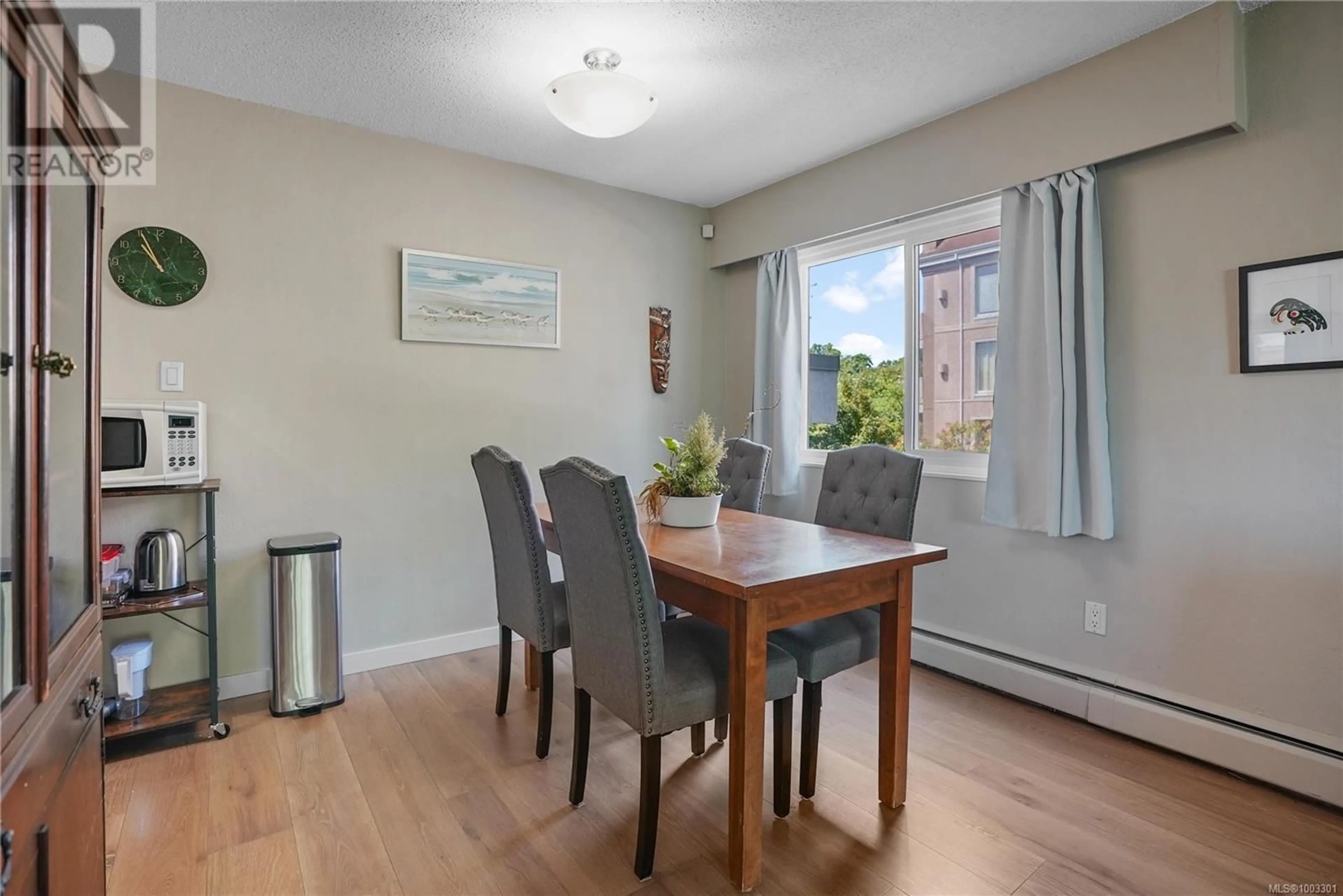 Dining room, wood/laminate floor for 202 - 1040 ROCKLAND AVENUE, Victoria British Columbia V8V3H5