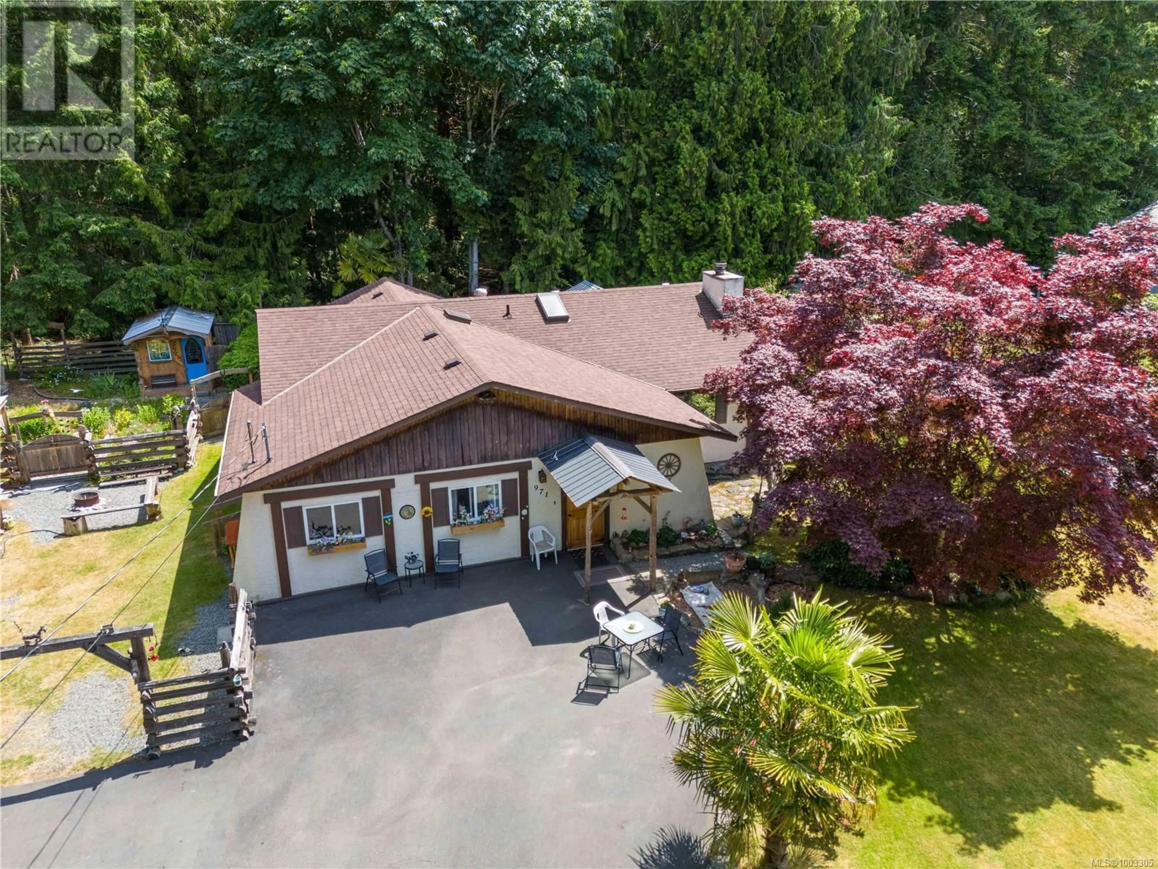 A pic from outside/outdoor area/front of a property/back of a property/a pic from drone, street for 971 TERRIEN WAY, Parksville British Columbia V9P1T4