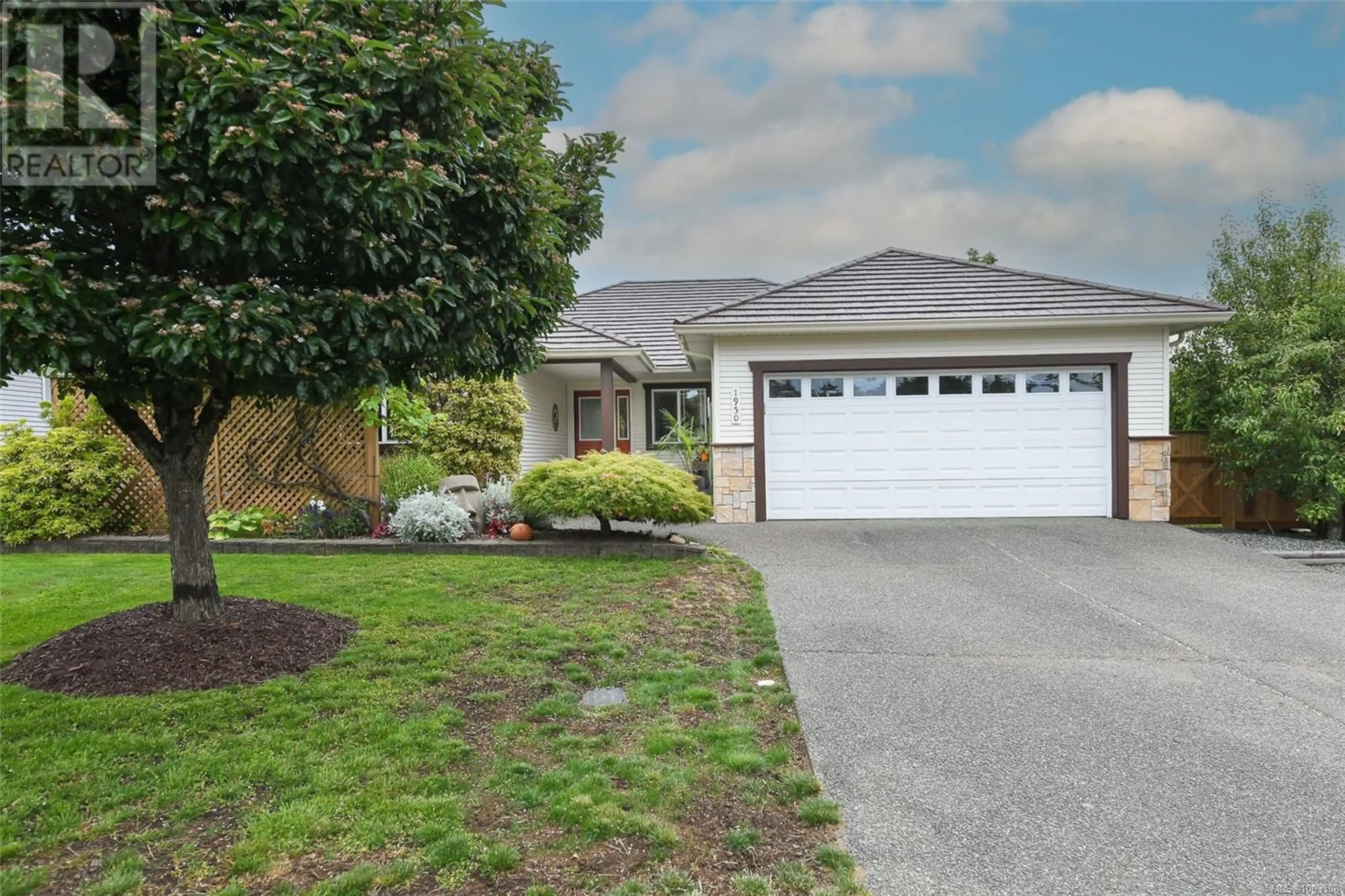 Home with vinyl exterior material, street for 1950 ST. ANDREWS PLACE, Courtenay British Columbia V9N9J4