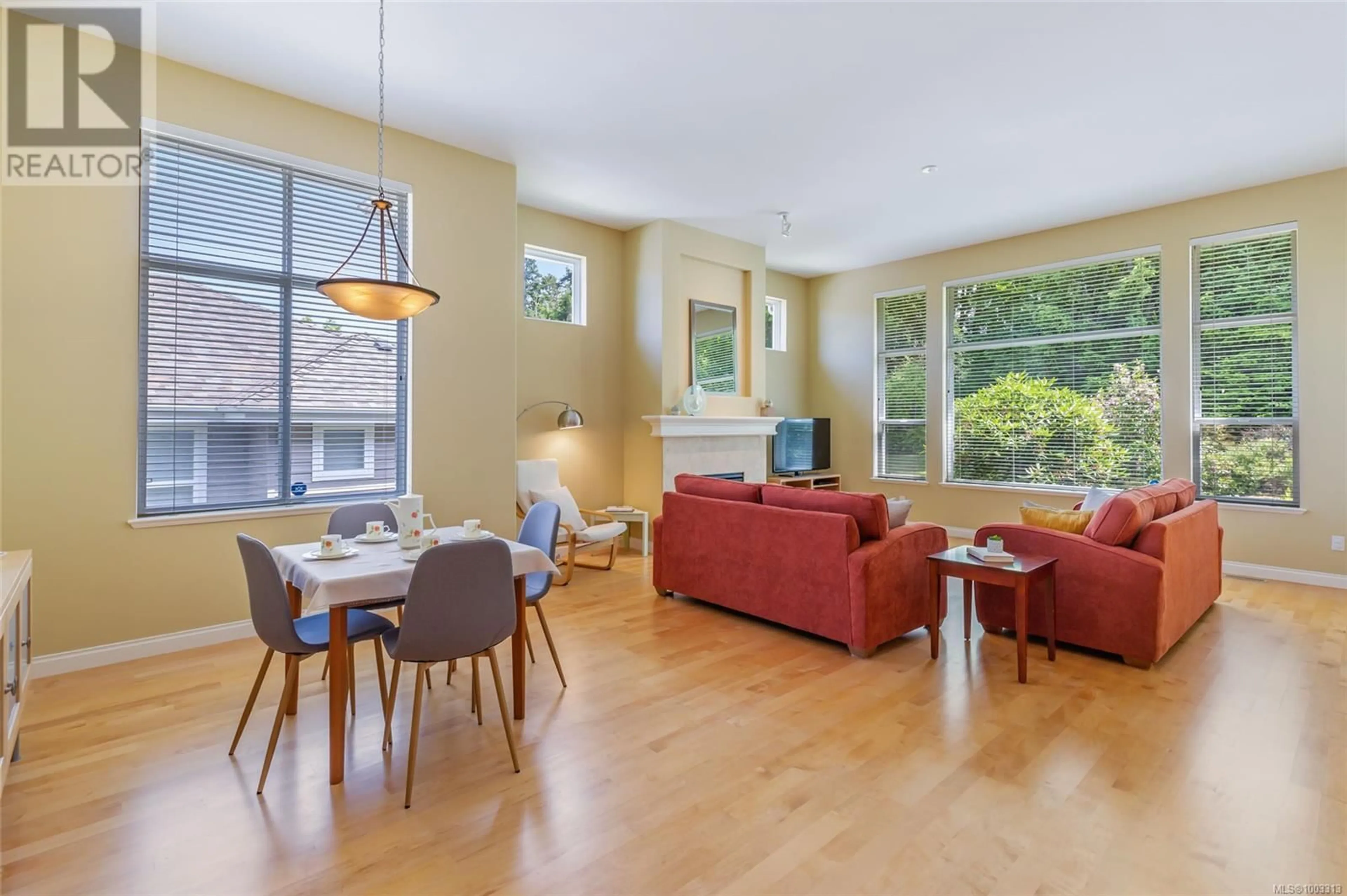 Living room with furniture, wood/laminate floor for 1406 CAPE COD DRIVE, Parksville British Columbia V9P2Y4