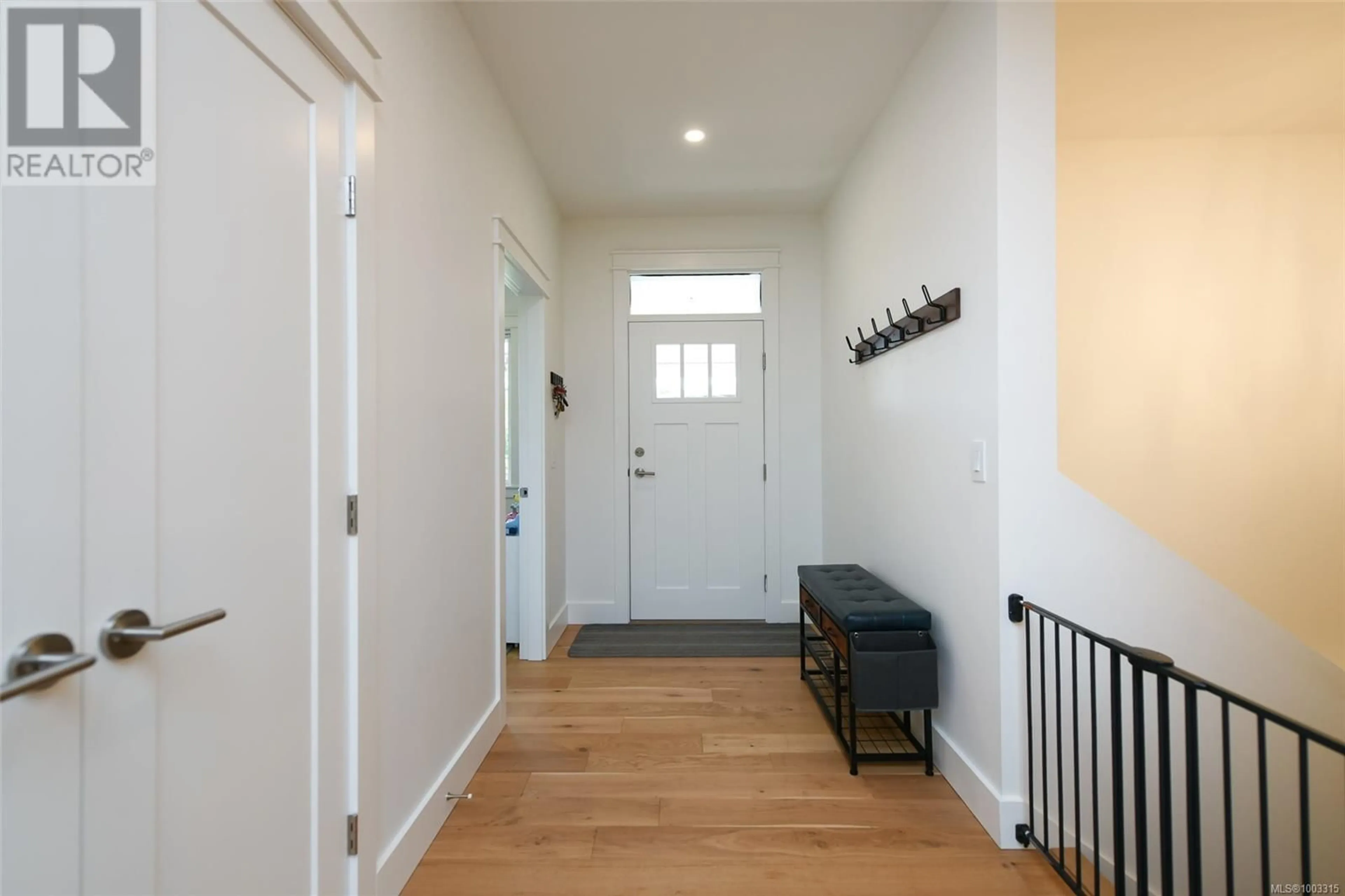 Indoor entryway for 3400 MARYGROVE DRIVE, Courtenay British Columbia V9N0E7