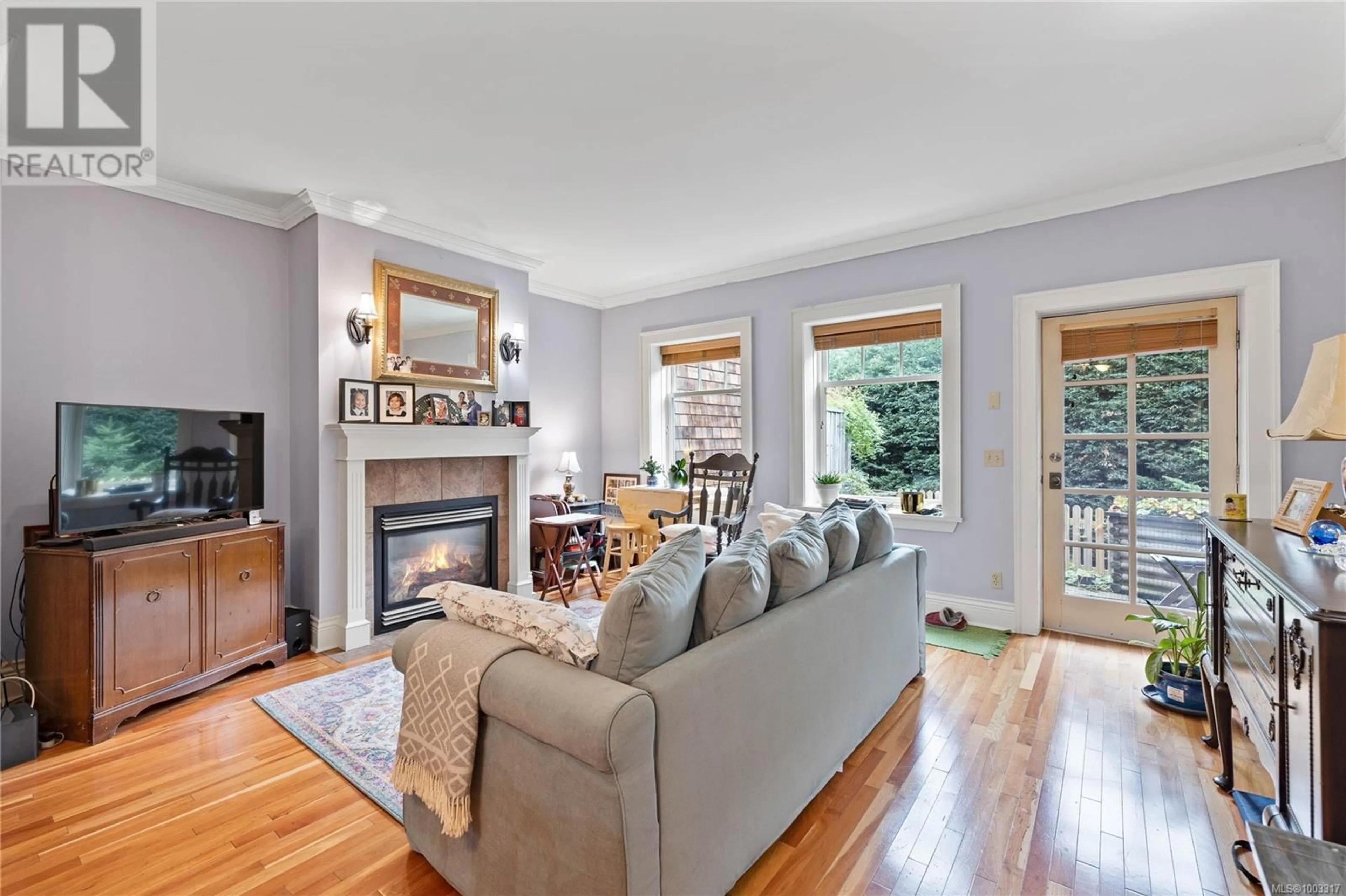 Living room with furniture, wood/laminate floor for 16 - 107 ATKINS ROAD, Salt Spring British Columbia V8K2X6