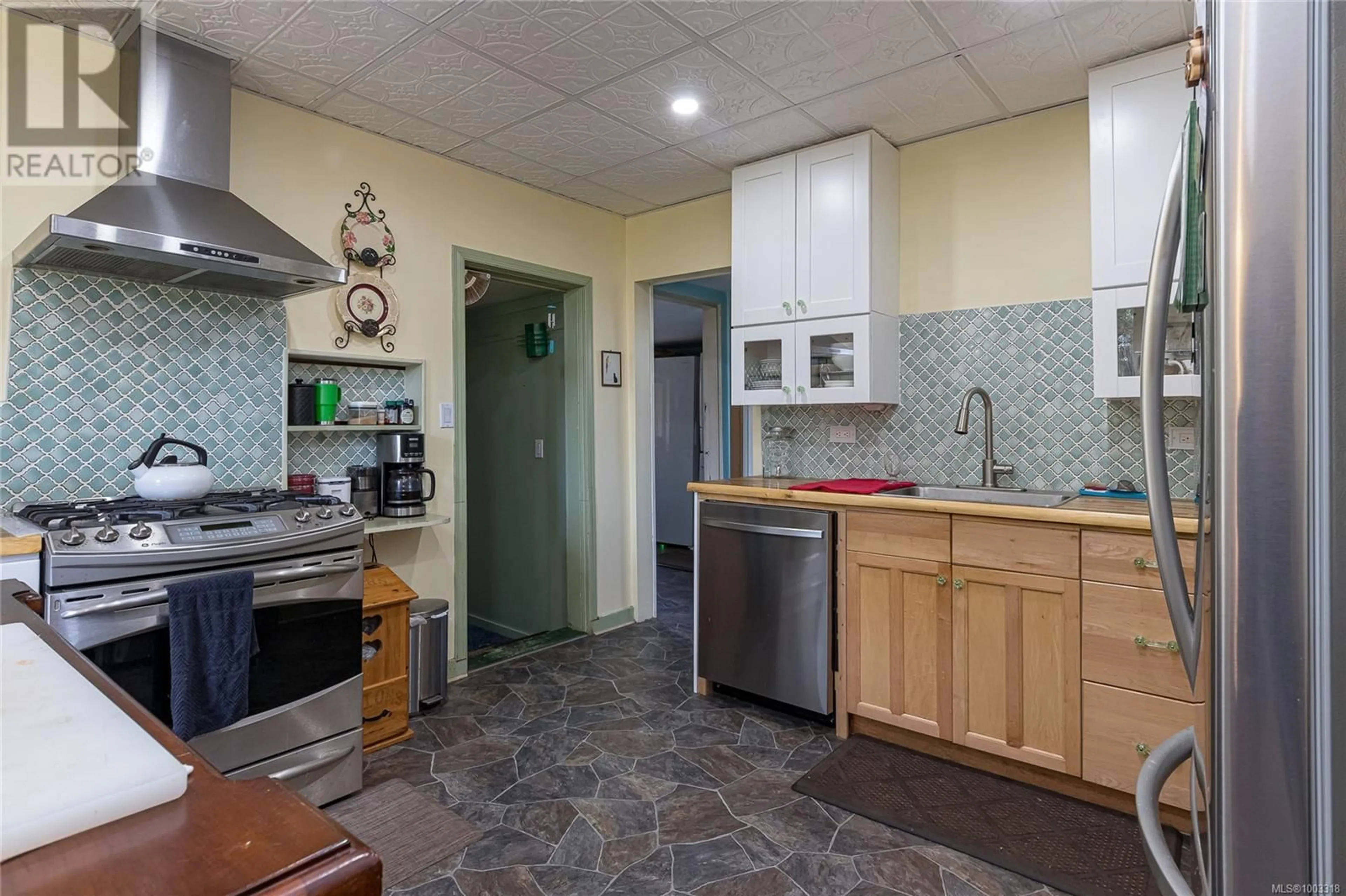 Standard kitchen, ceramic/tile floor for 6752 SOMENOS ROAD, Duncan British Columbia V9L3W8