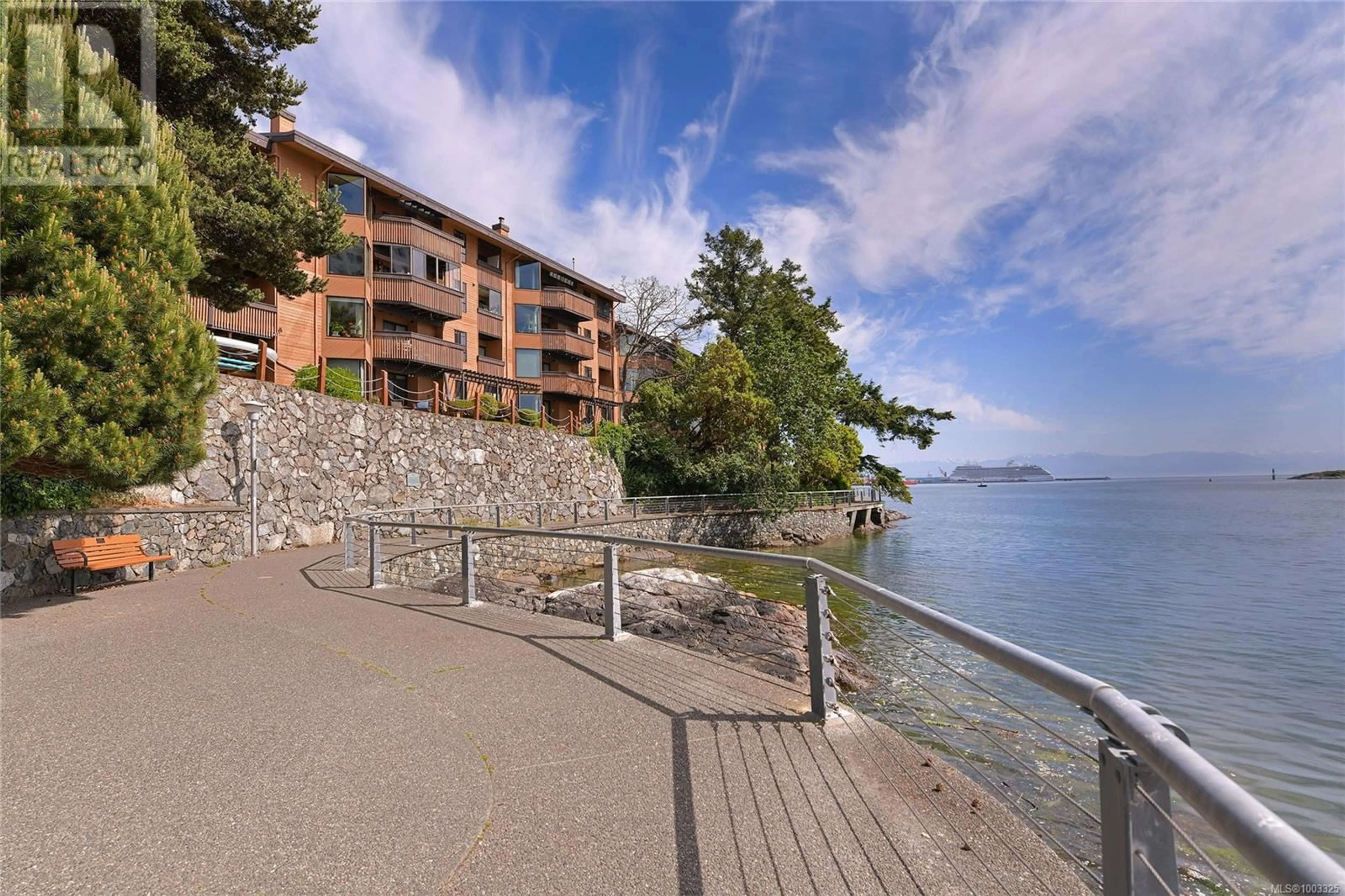 Patio, water/lake/river/ocean view for 302 - 630 SEAFORTH STREET, Victoria British Columbia V9A3R7