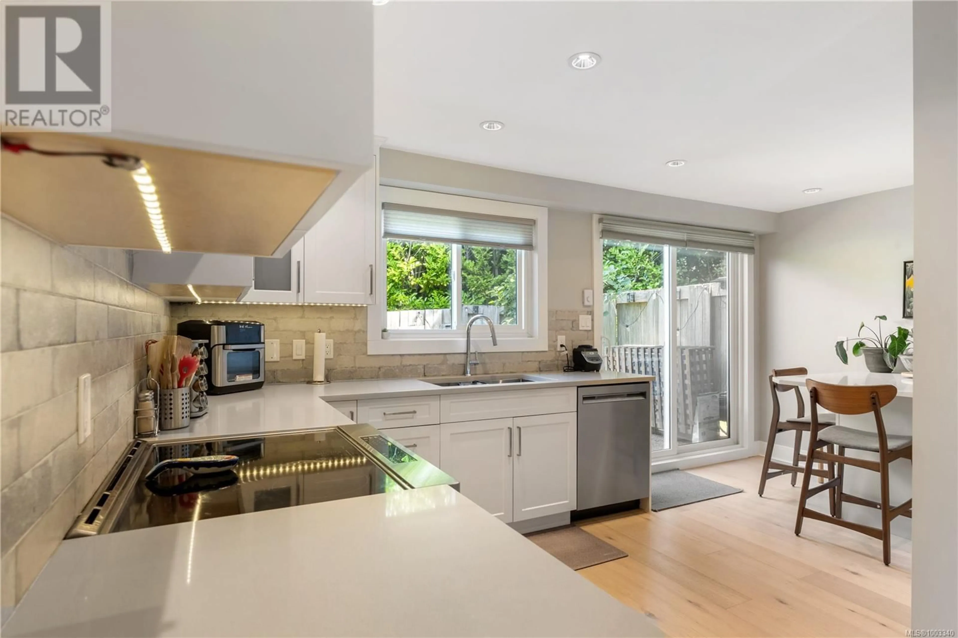 Unknown for 11 - 949 PEMBERTON ROAD, Victoria British Columbia V8S3R5
