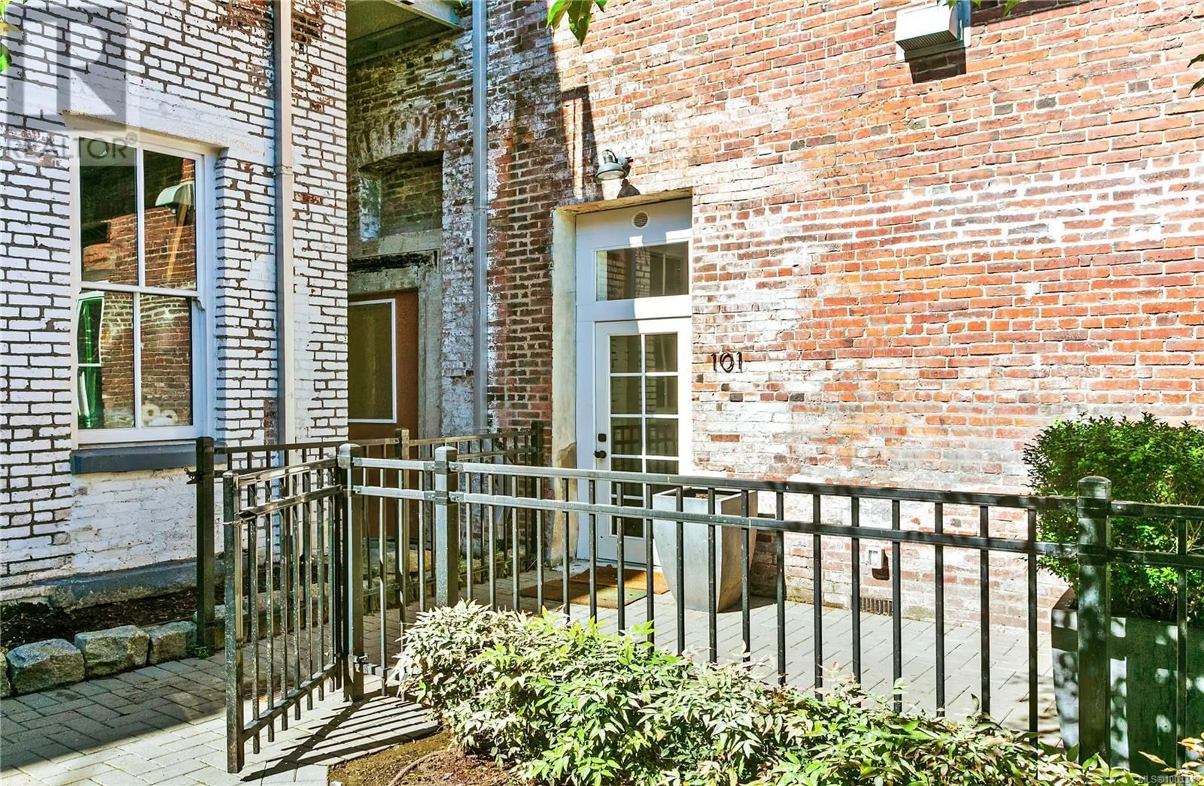 Patio, street for 101 - 562 YATES STREET, Victoria British Columbia V8W1K8