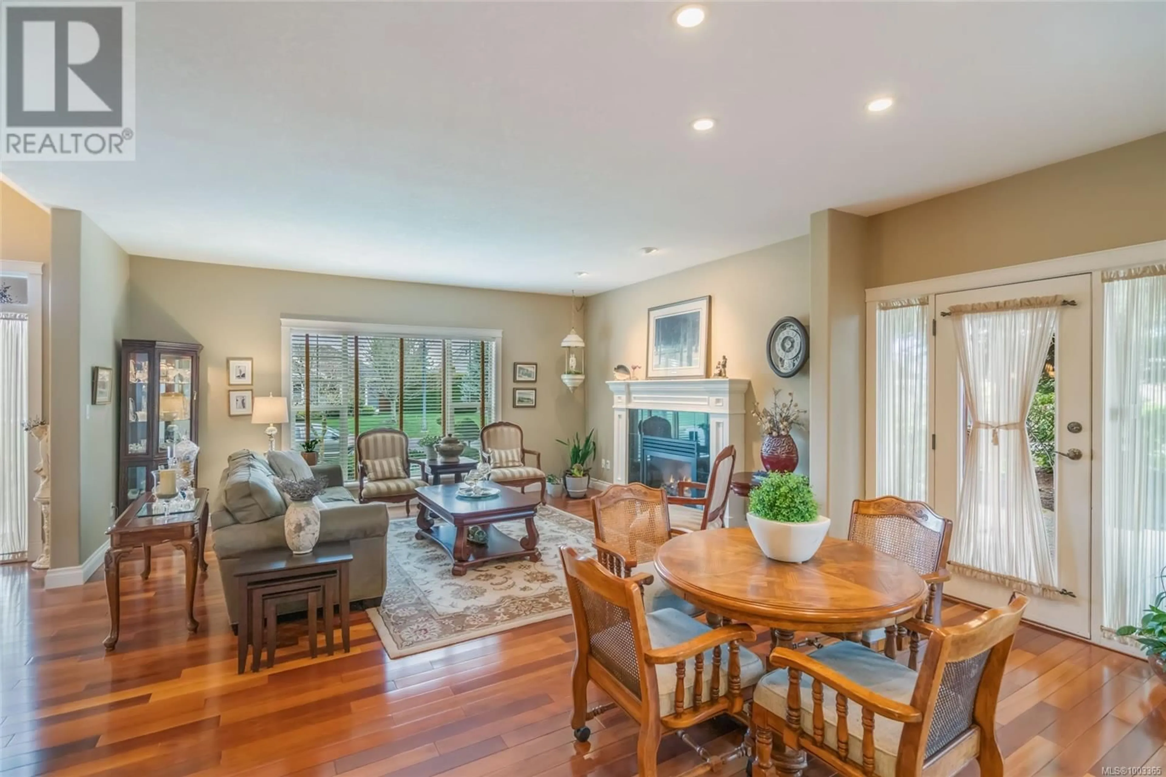 Living room with furniture, unknown for 550 FALCON COURT, Parksville British Columbia V9P2A4