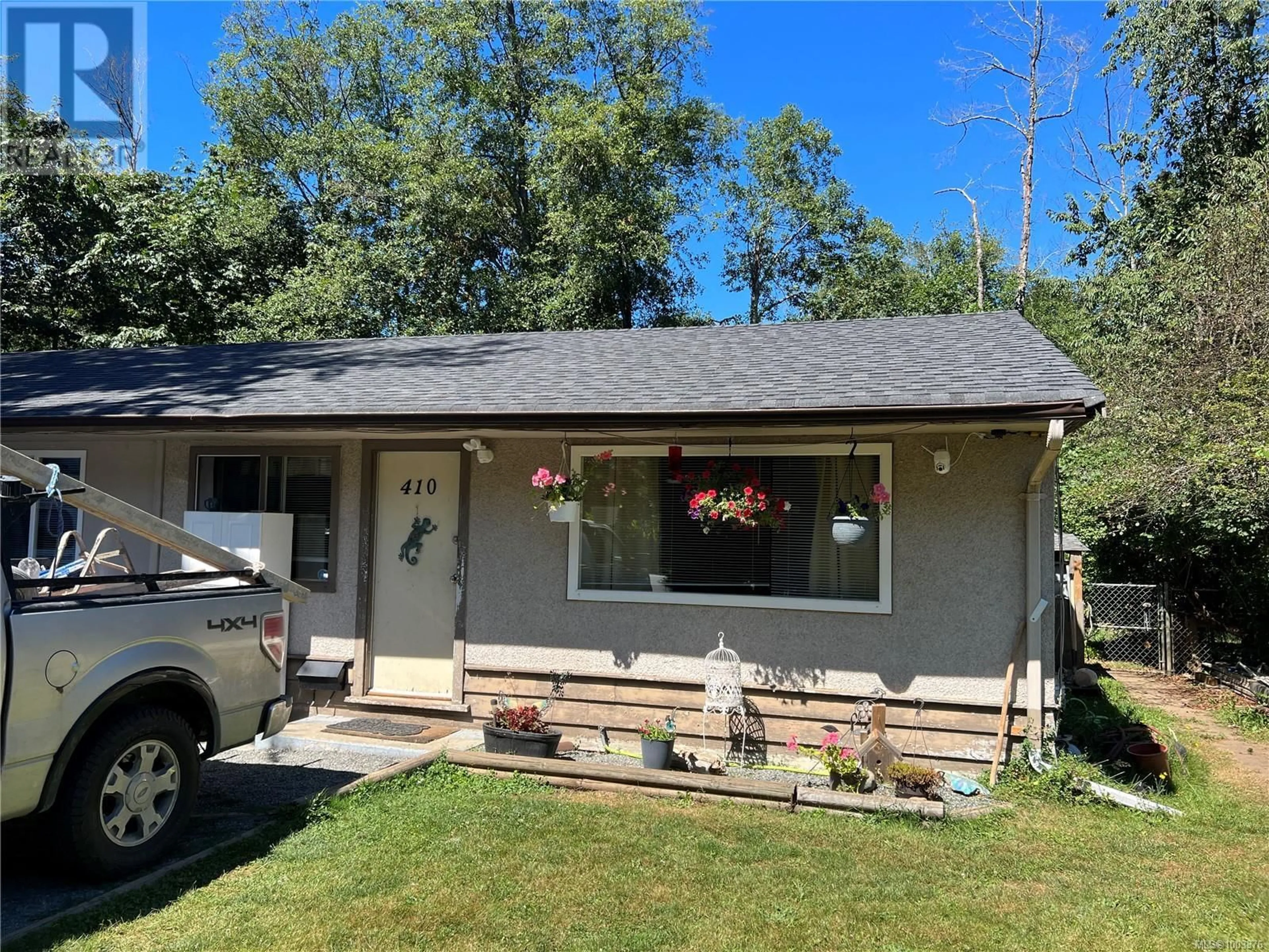 Home with vinyl exterior material, street for 412 SEVENTH STREET, Nanaimo British Columbia V9R1E5