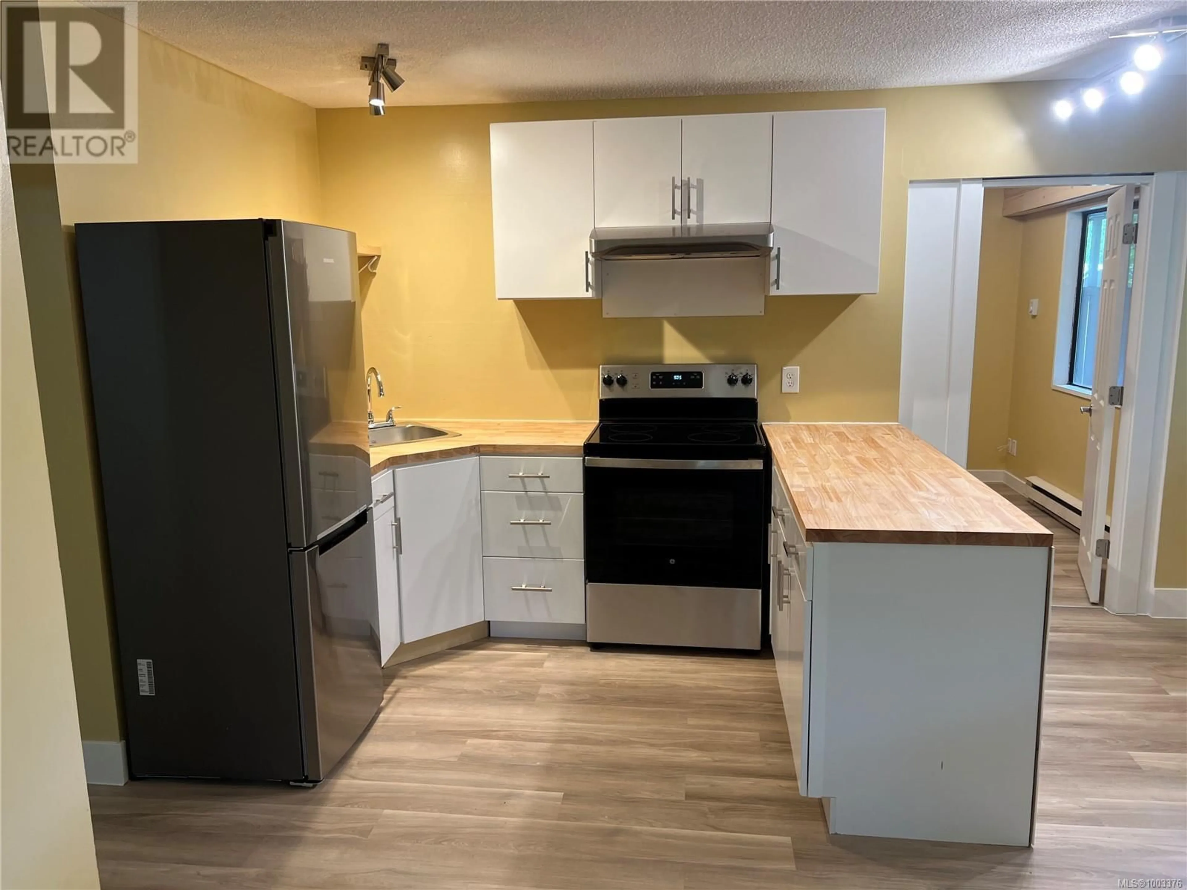 Standard kitchen, wood/laminate floor for 412 SEVENTH STREET, Nanaimo British Columbia V9R1E5