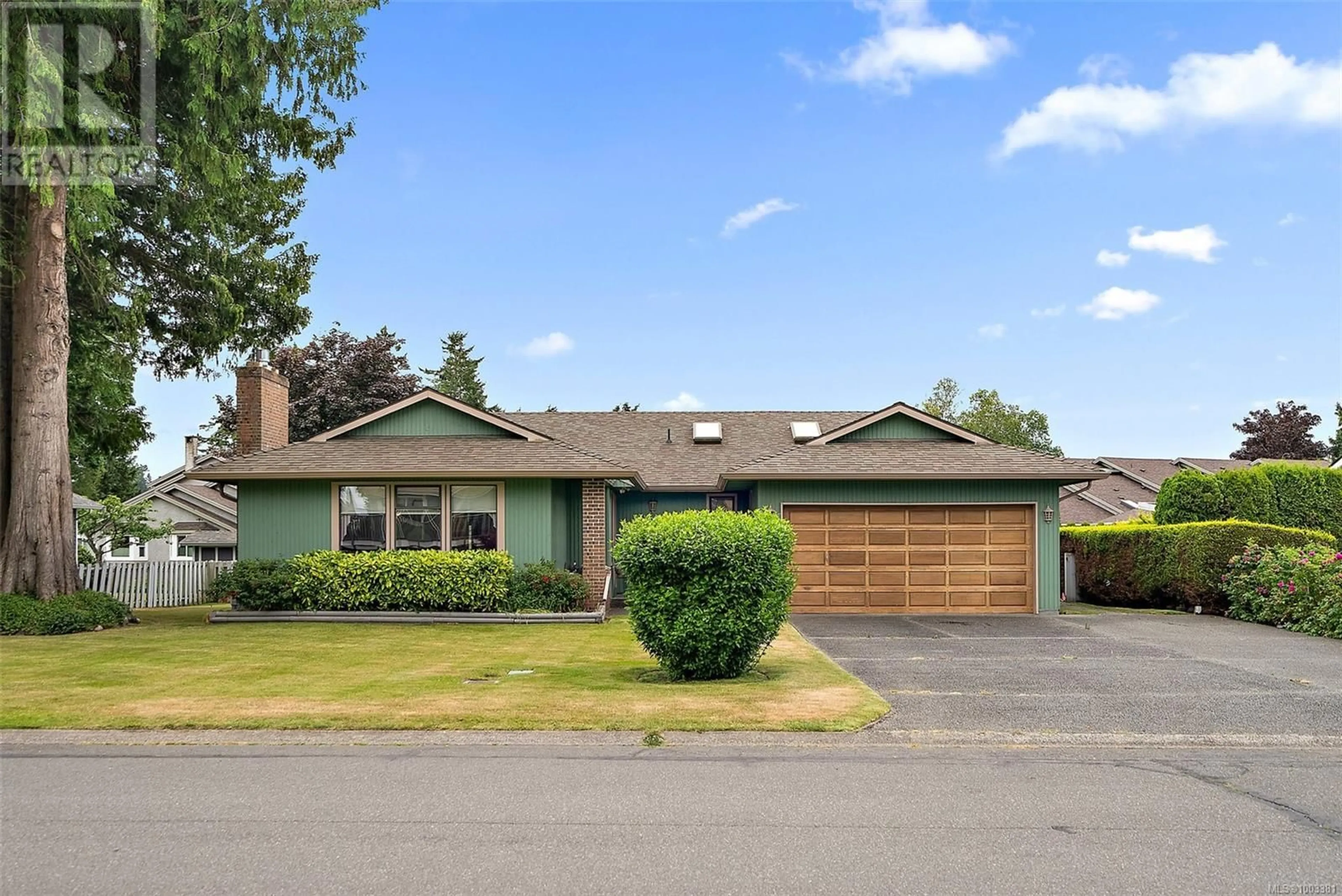 Home with vinyl exterior material, street for 2625 LANCELOT PLACE, Central Saanich British Columbia V8M1V2