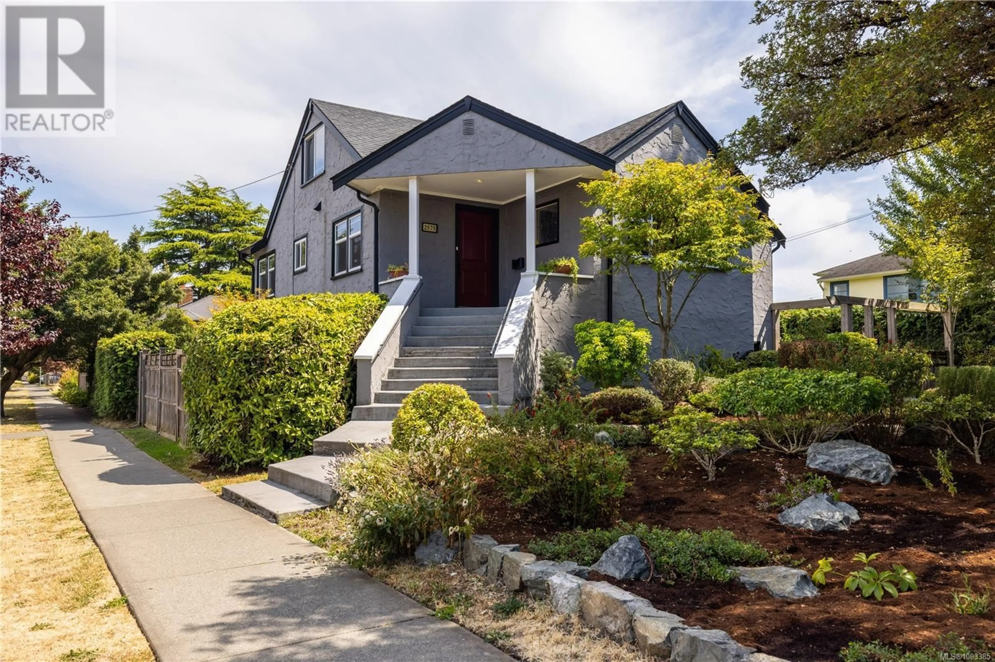 Home with vinyl exterior material, street for 2575 VICTOR STREET, Victoria British Columbia V8R4C9