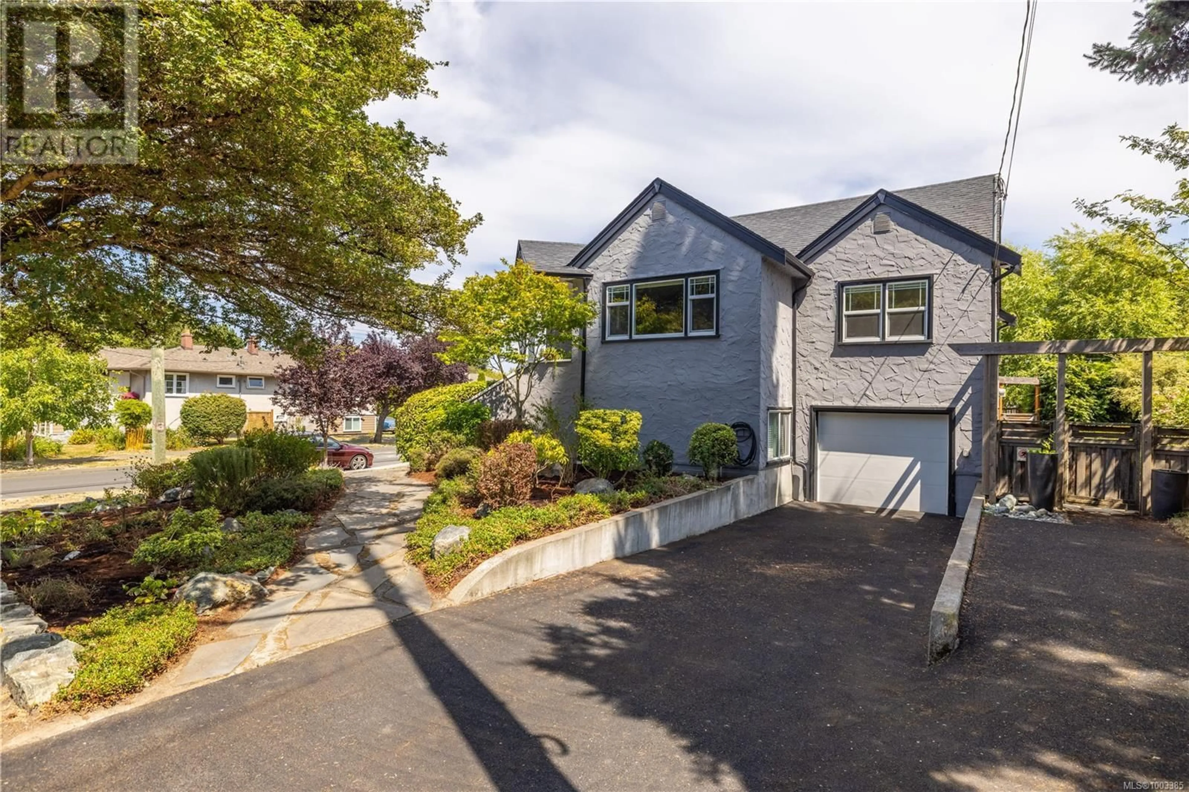A pic from outside/outdoor area/front of a property/back of a property/a pic from drone, street for 2575 VICTOR STREET, Victoria British Columbia V8R4C9