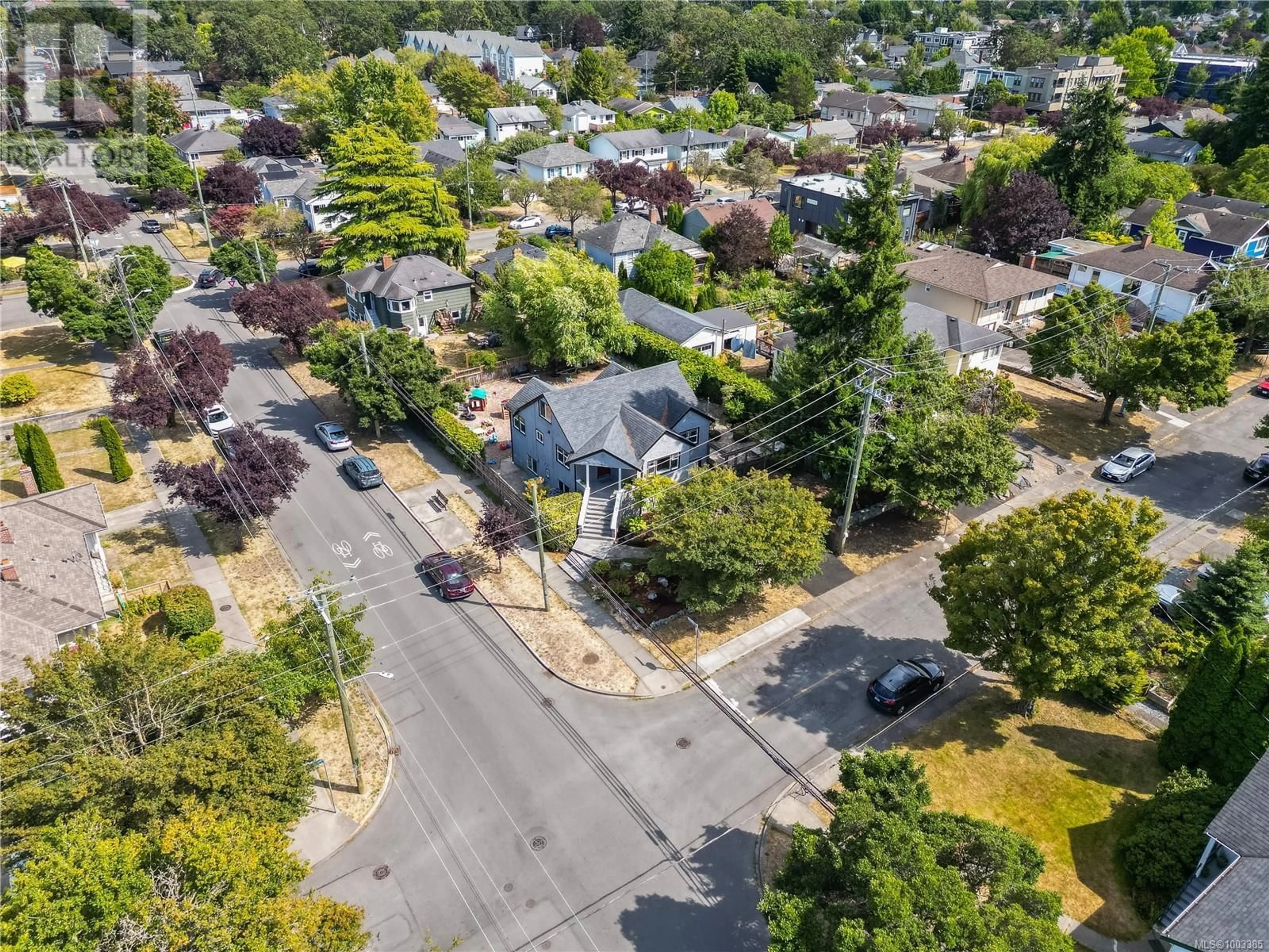 A pic from outside/outdoor area/front of a property/back of a property/a pic from drone, street for 2575 VICTOR STREET, Victoria British Columbia V8R4C9