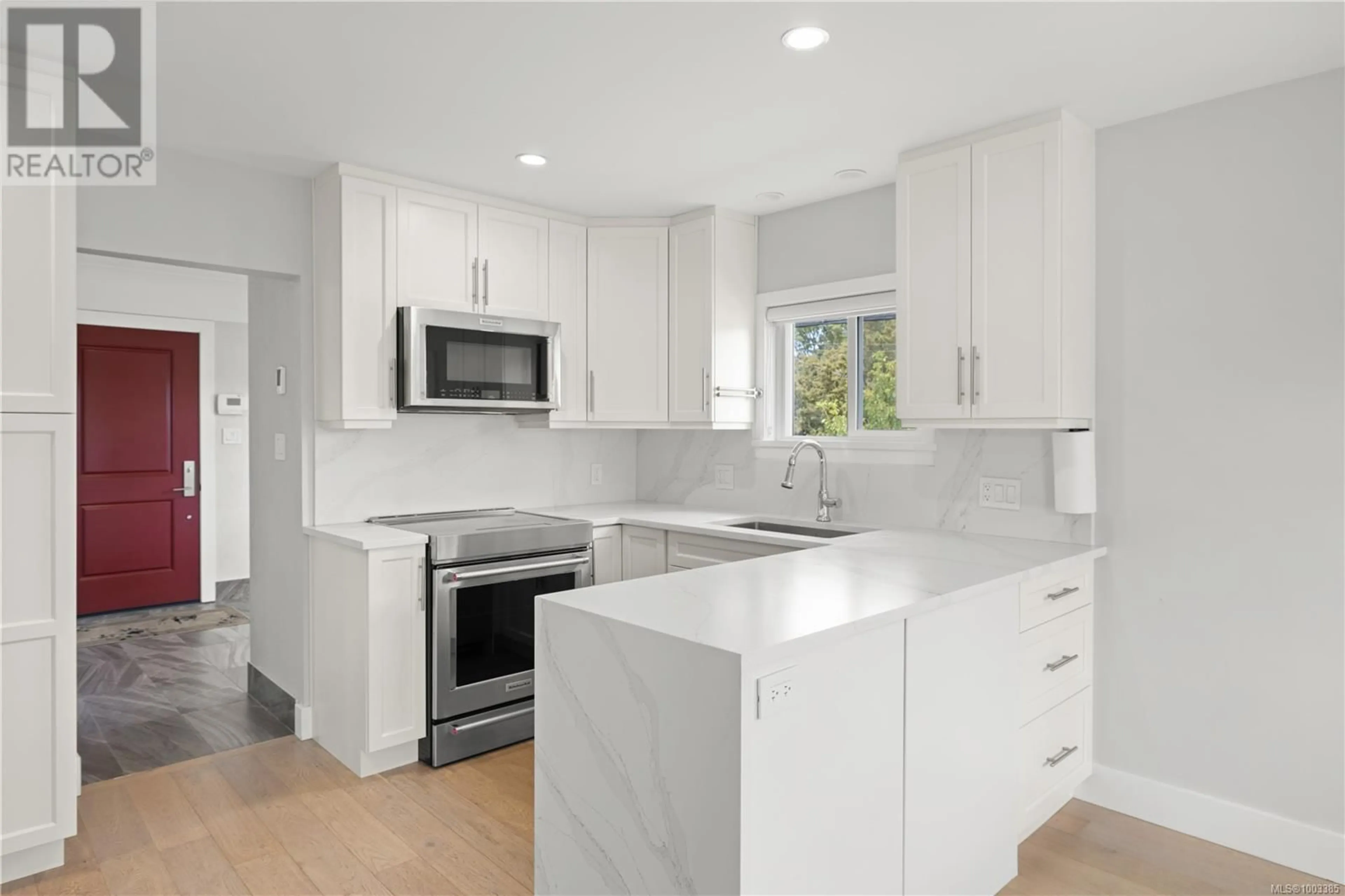 Contemporary kitchen, unknown for 2575 VICTOR STREET, Victoria British Columbia V8R4C9