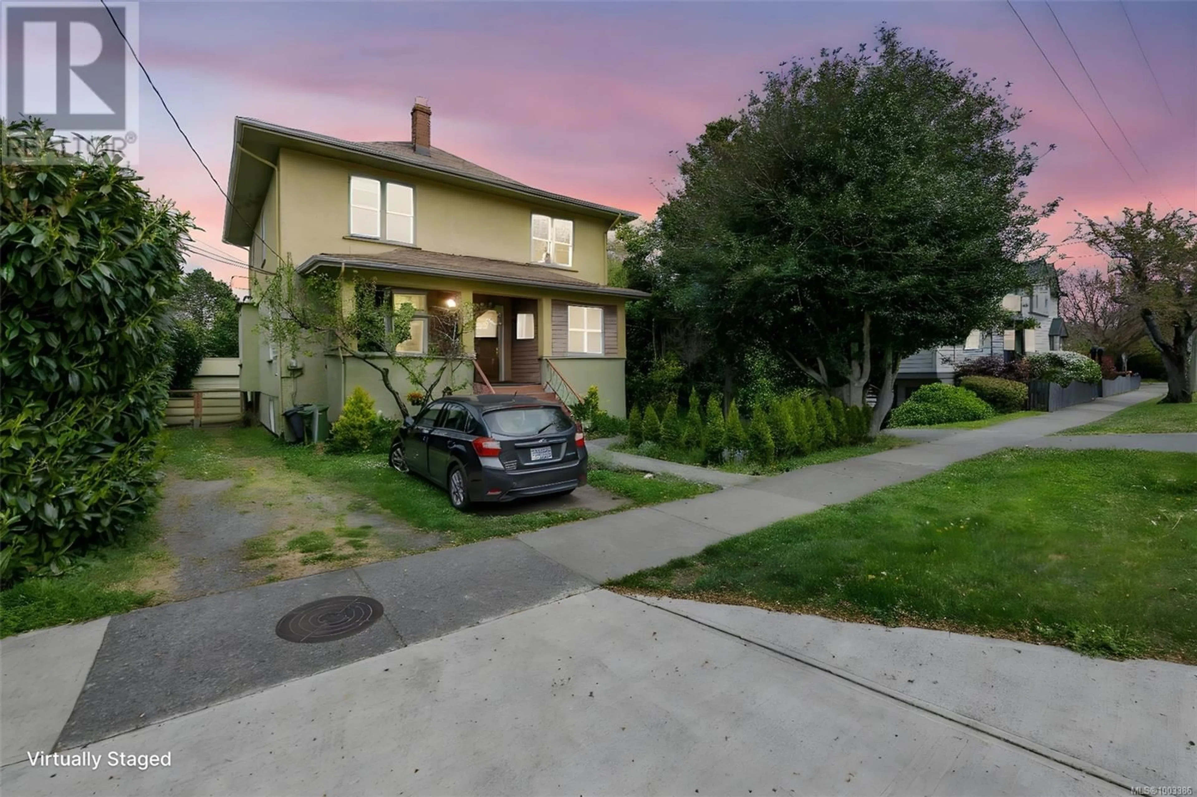 A pic from outside/outdoor area/front of a property/back of a property/a pic from drone, street for 1138 OXFORD STREET, Victoria British Columbia V8V2V3