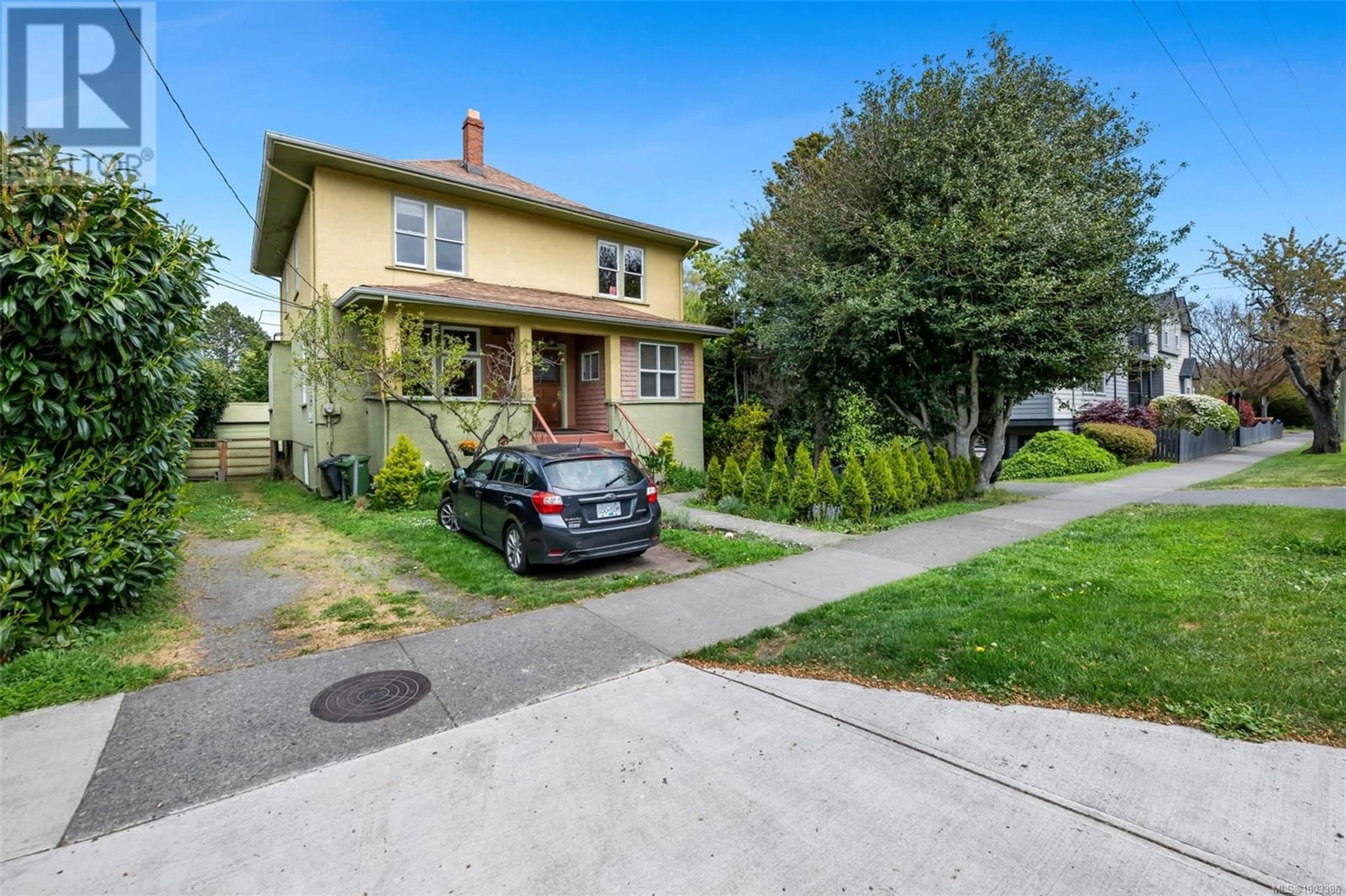 A pic from outside/outdoor area/front of a property/back of a property/a pic from drone, street for 1138 OXFORD STREET, Victoria British Columbia V8V2V3