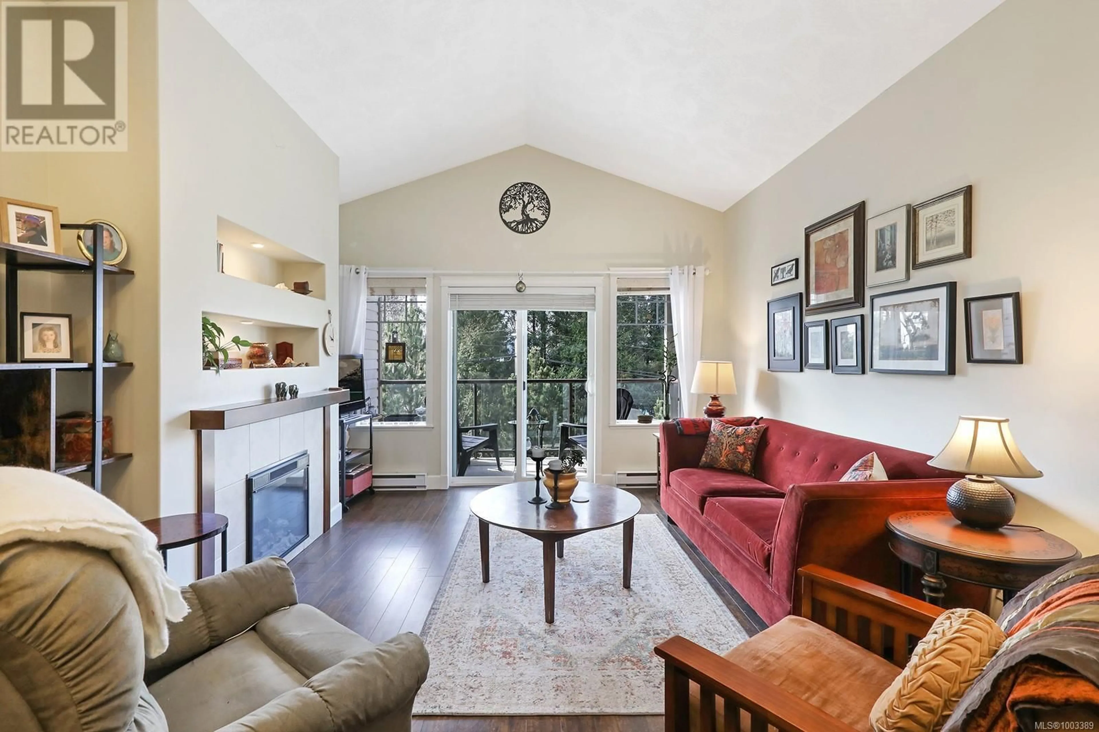 Living room with furniture, wood/laminate floor for 122 - 930 BRAIDWOOD ROAD, Courtenay British Columbia V9N3R9