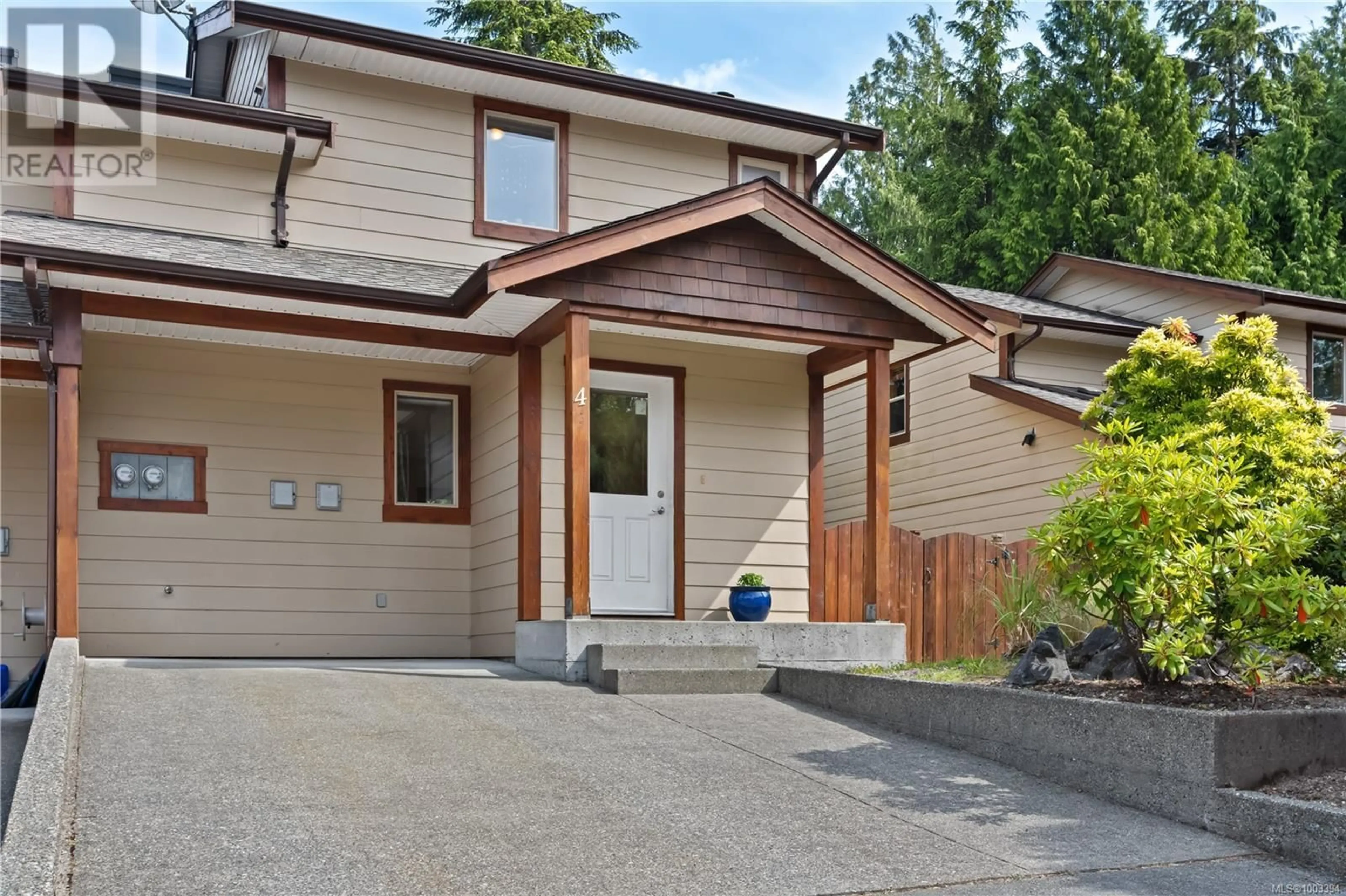 Home with vinyl exterior material, street for 4 - 1626 HOLLY CRESCENT, Ucluelet British Columbia V0R3A0