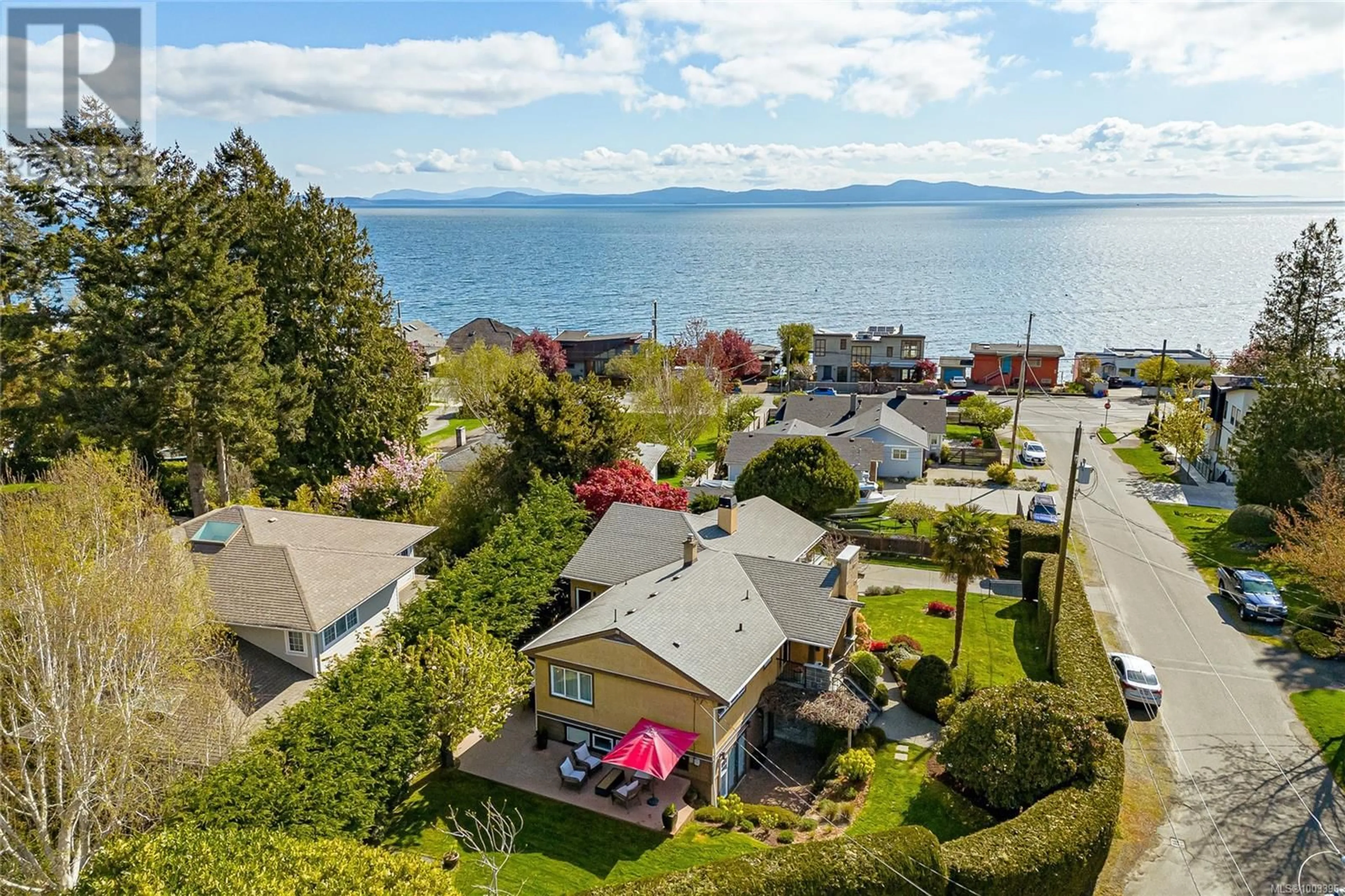 A pic from outside/outdoor area/front of a property/back of a property/a pic from drone, water/lake/river/ocean view for 986 GLORIA PLACE, Saanich British Columbia V8Y1L3