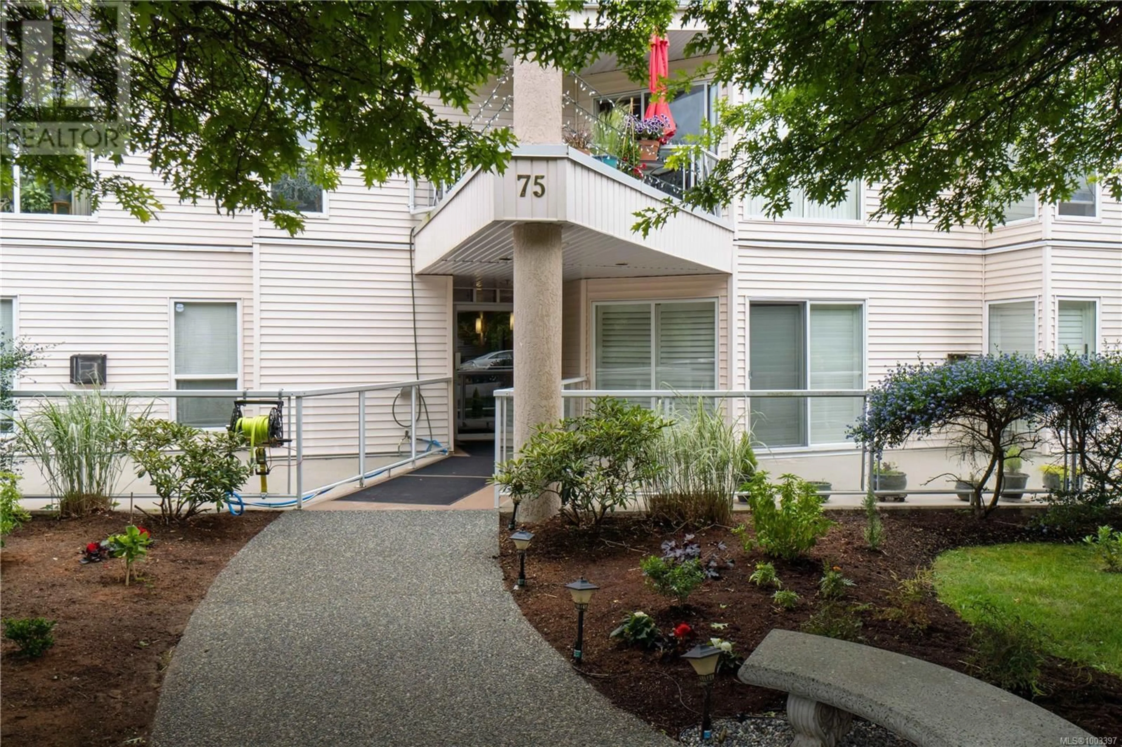 Indoor foyer for 104 - 75 BRYDEN STREET, Nanaimo British Columbia V9S1A4