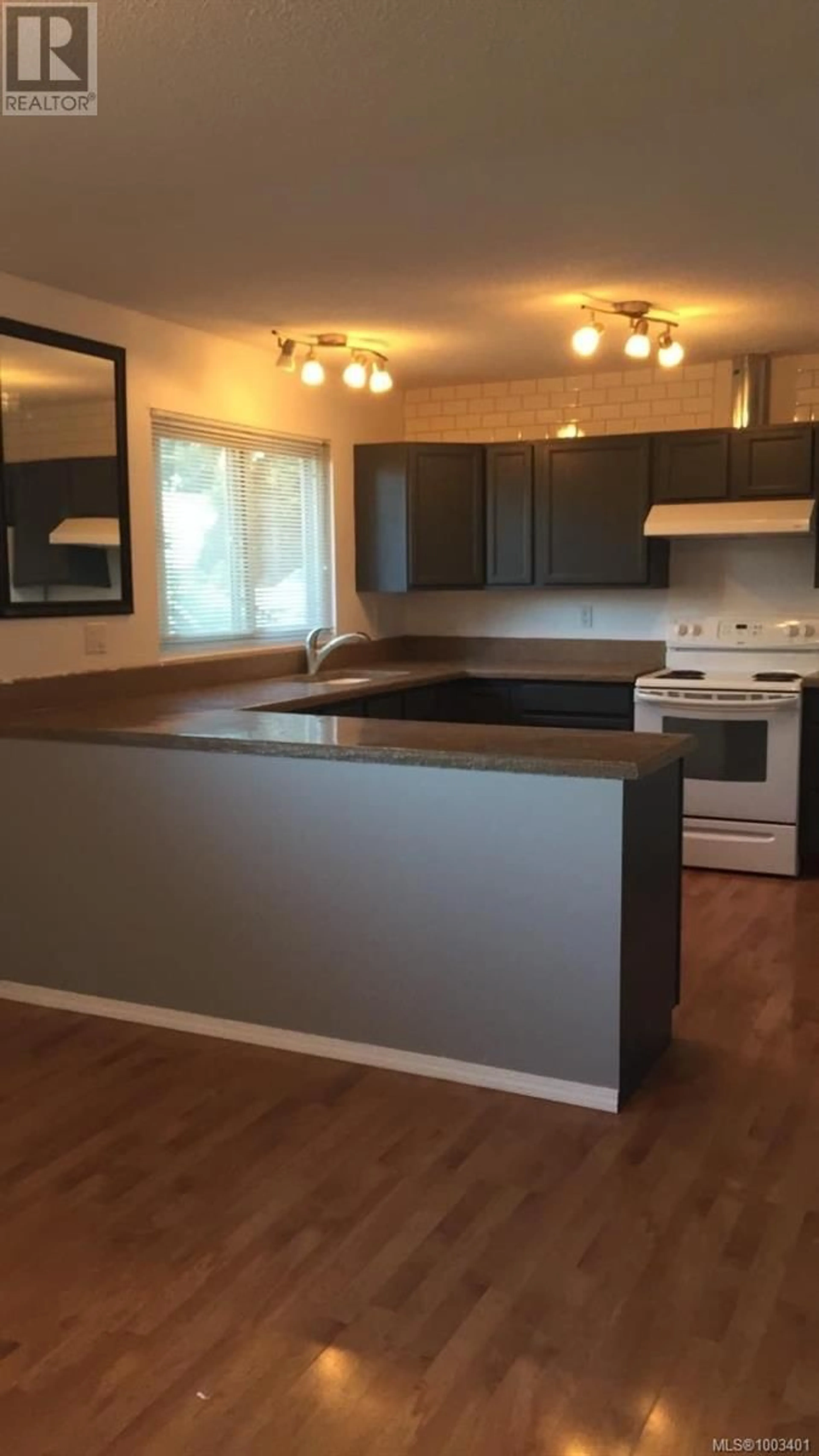 Open concept kitchen, wood/laminate floor for 937 HOWARD AVENUE, Nanaimo British Columbia V9R3T4