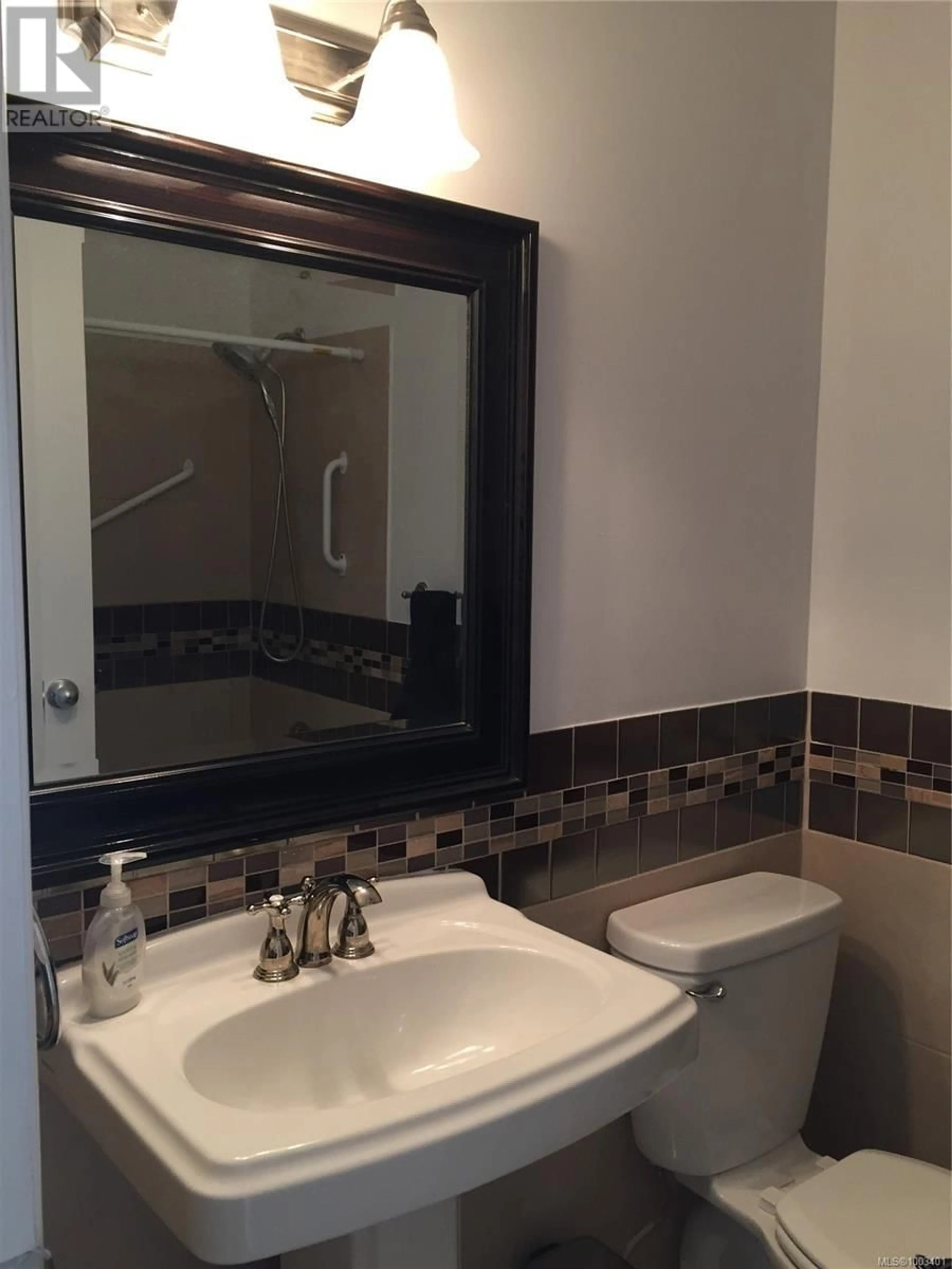 Standard bathroom, ceramic/tile floor for 937 HOWARD AVENUE, Nanaimo British Columbia V9R3T4