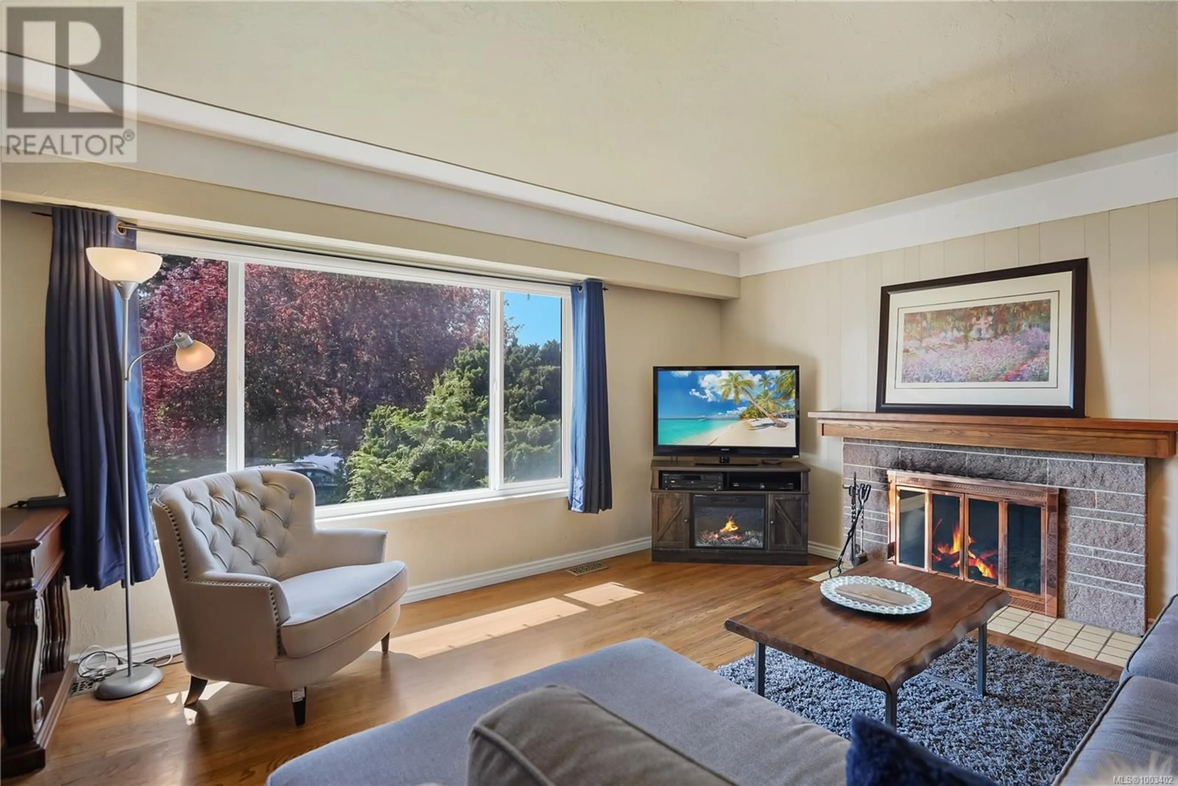 Living room with furniture, unknown for 1720 TAYLOR STREET, Saanich British Columbia V8R3E9