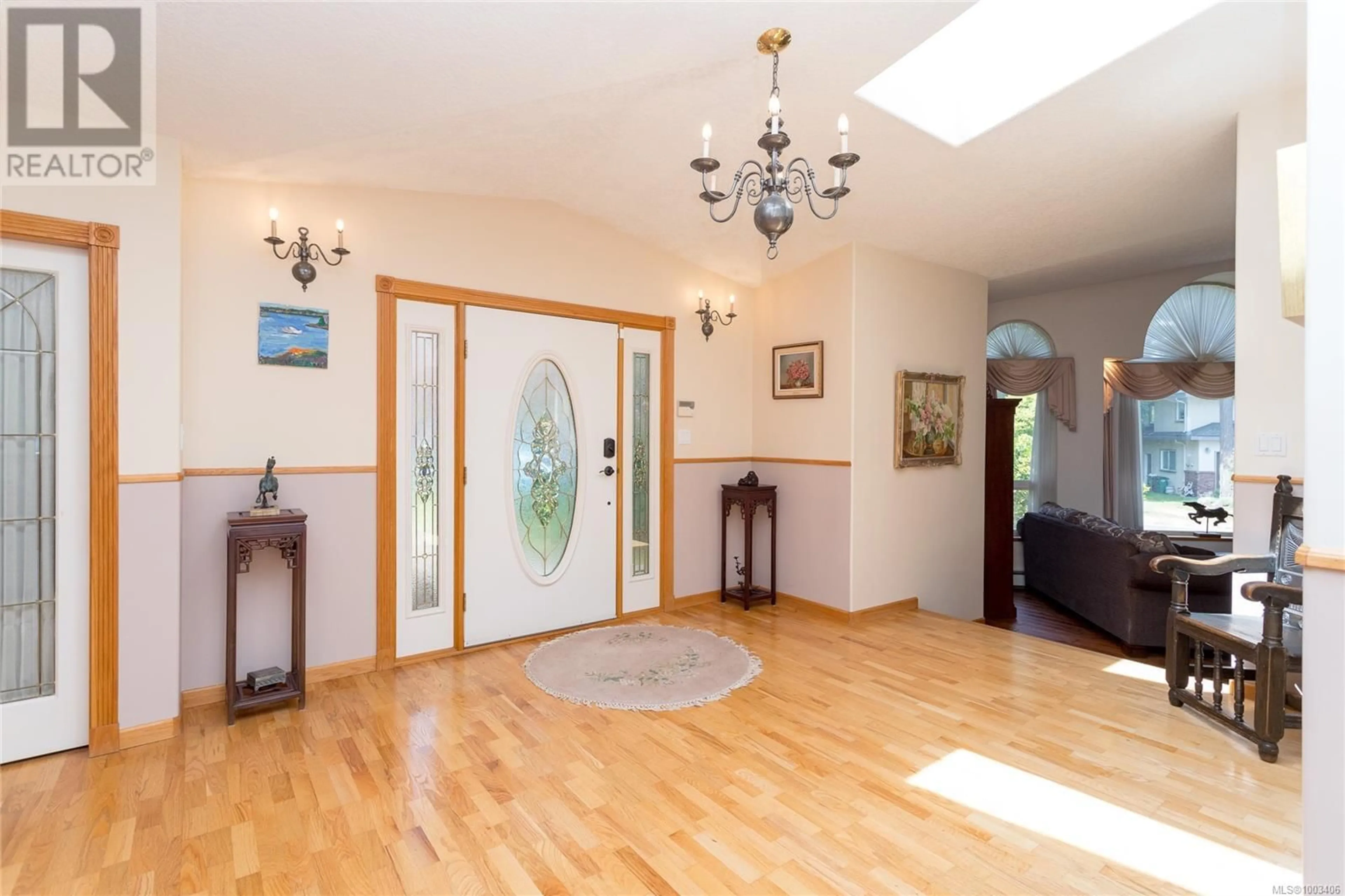 Indoor foyer for 4405 MOONLIGHT LANE, Saanich British Columbia V8N6K7