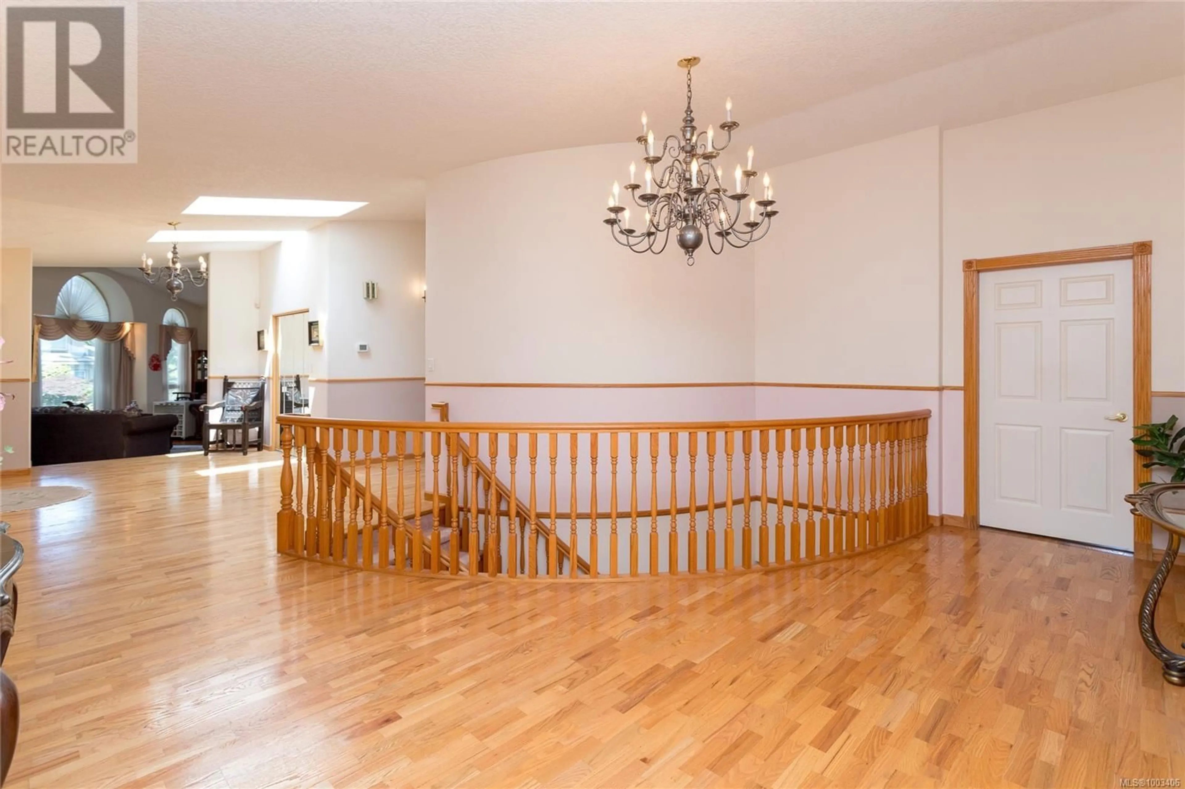 Indoor foyer for 4405 MOONLIGHT LANE, Saanich British Columbia V8N6K7