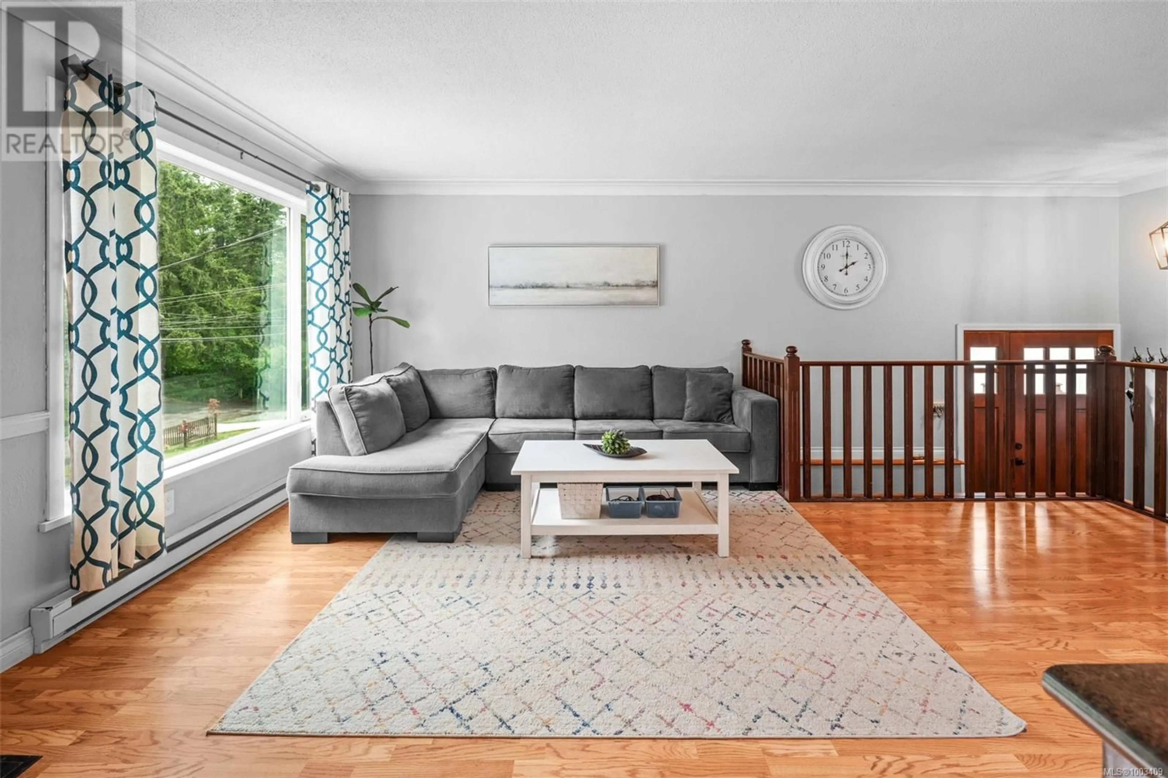 Living room with furniture, unknown for 4518 HUGHES ROAD, Saanich British Columbia V9E2B8