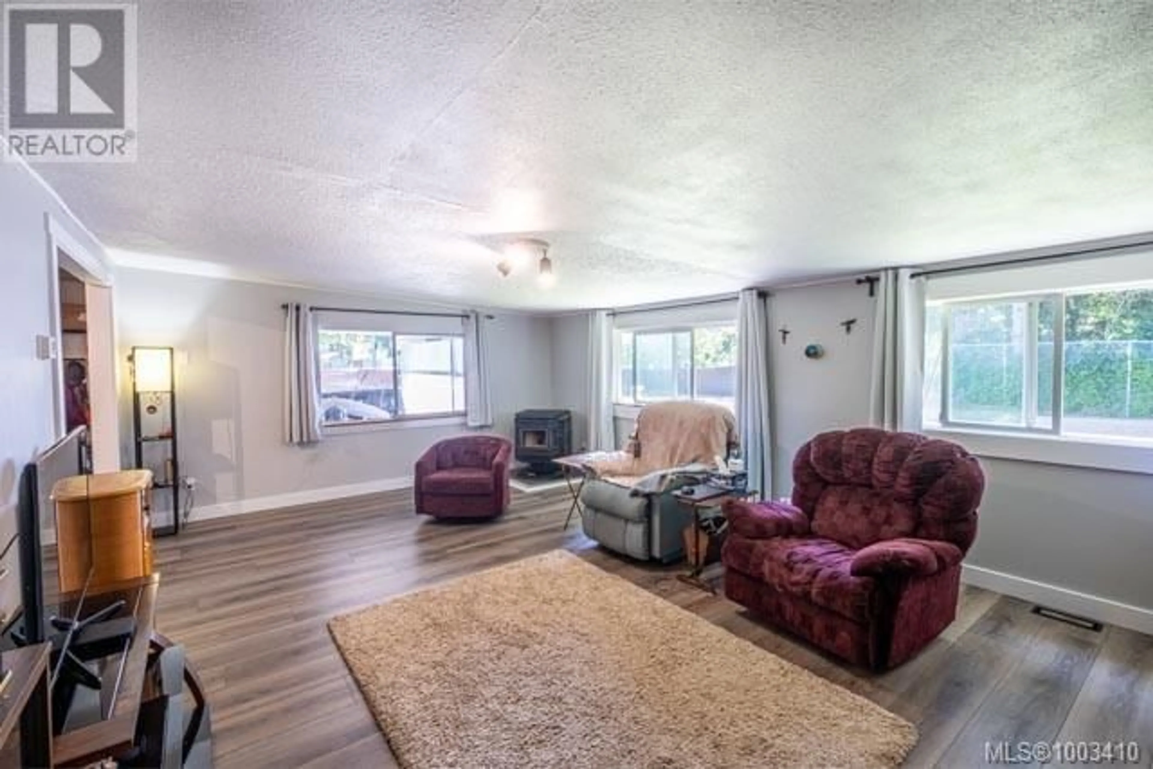 Living room with furniture, unknown for 4791 UPLAND DRIVE, Campbell River British Columbia V9H1C1