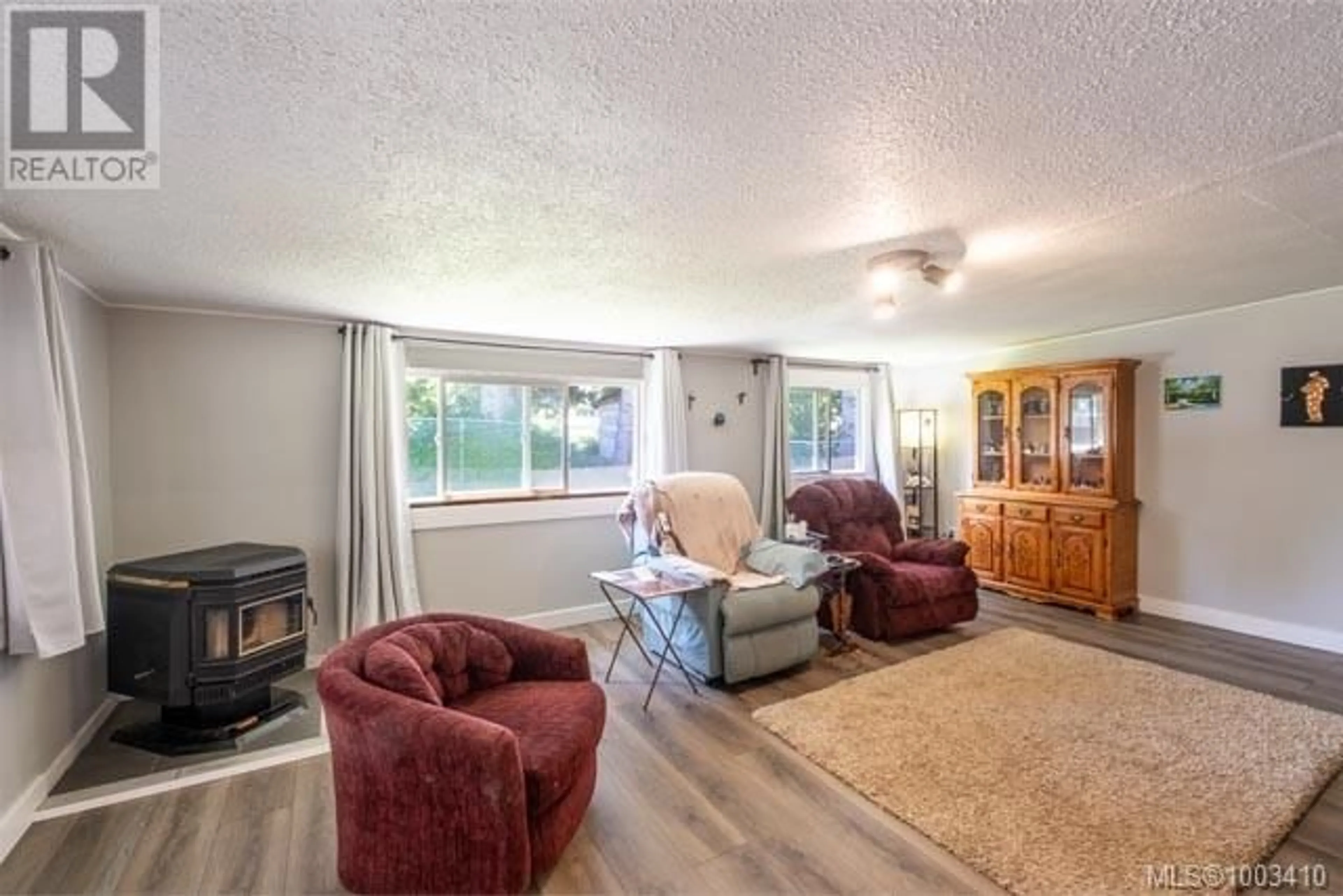 Living room with furniture, unknown for 4791 UPLAND DRIVE, Campbell River British Columbia V9H1C1