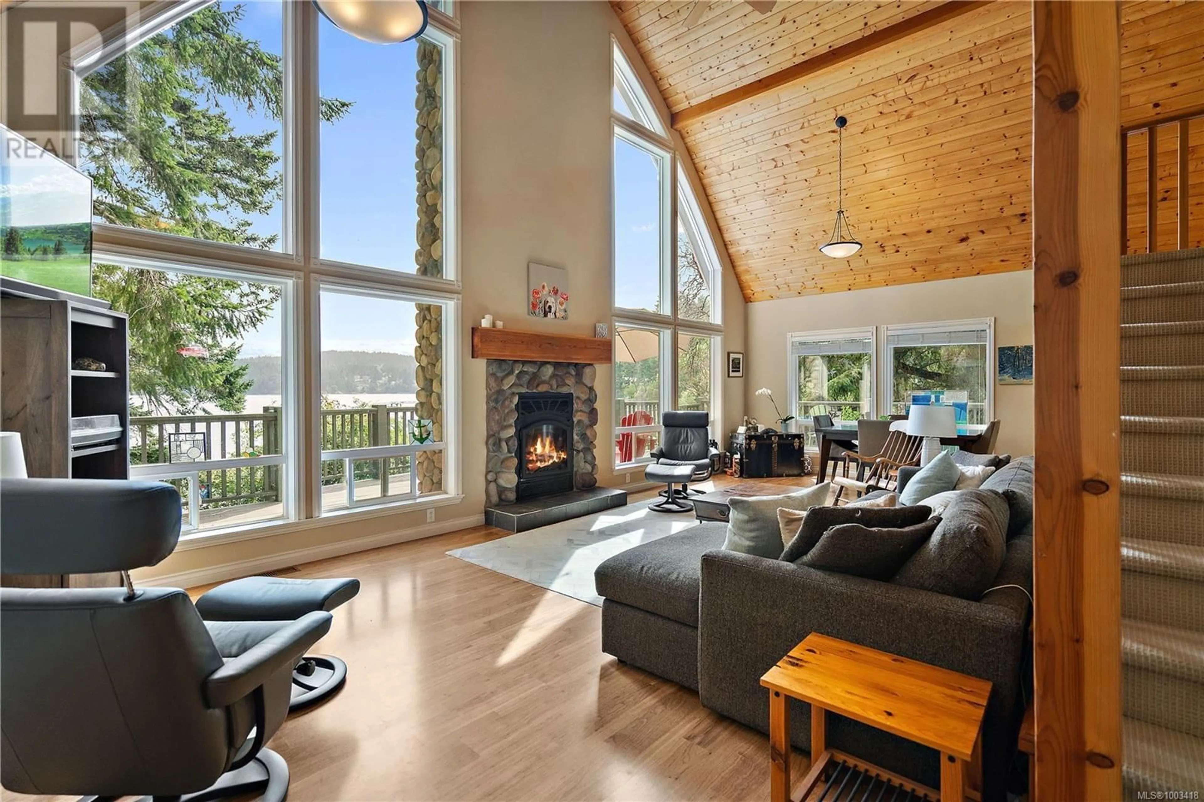 Living room with furniture, wood/laminate floor for 3 MCKENZIE CRESCENT, Piers Island British Columbia V8L5Y7