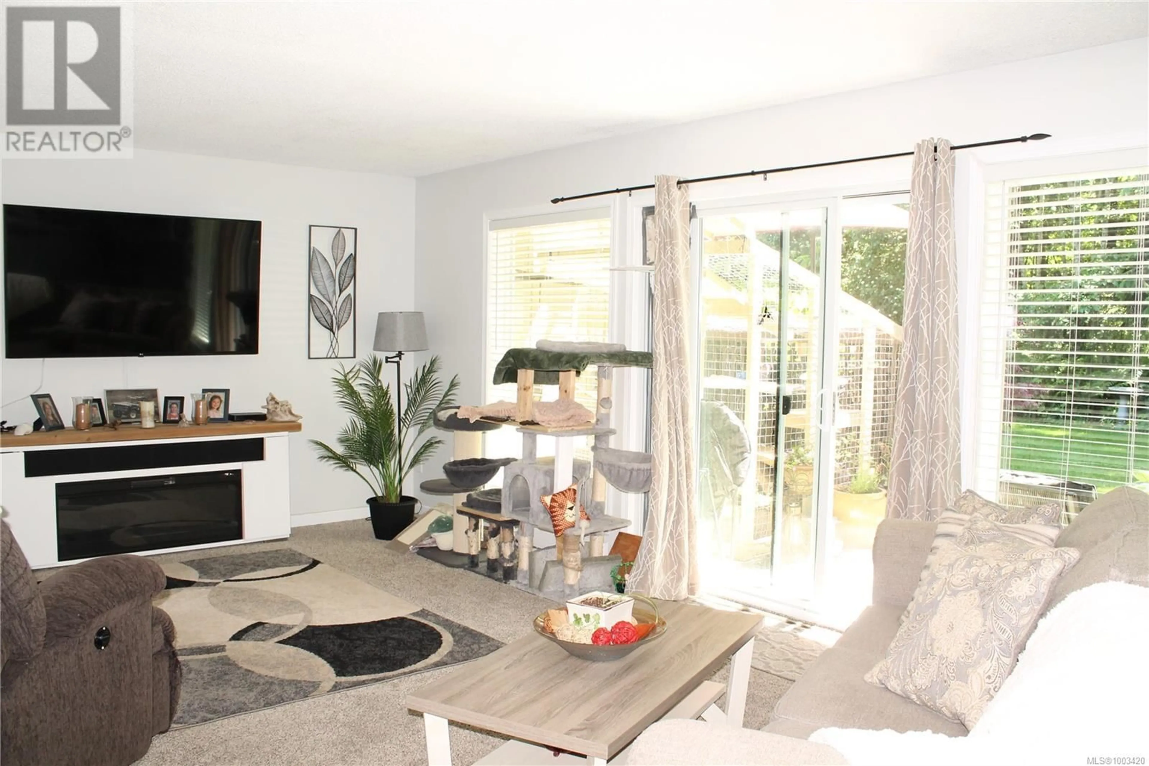 Living room with furniture, wood/laminate floor for 9 - 3350 ISLAND HIGHWAY WEST, Qualicum Beach British Columbia V9K2S2