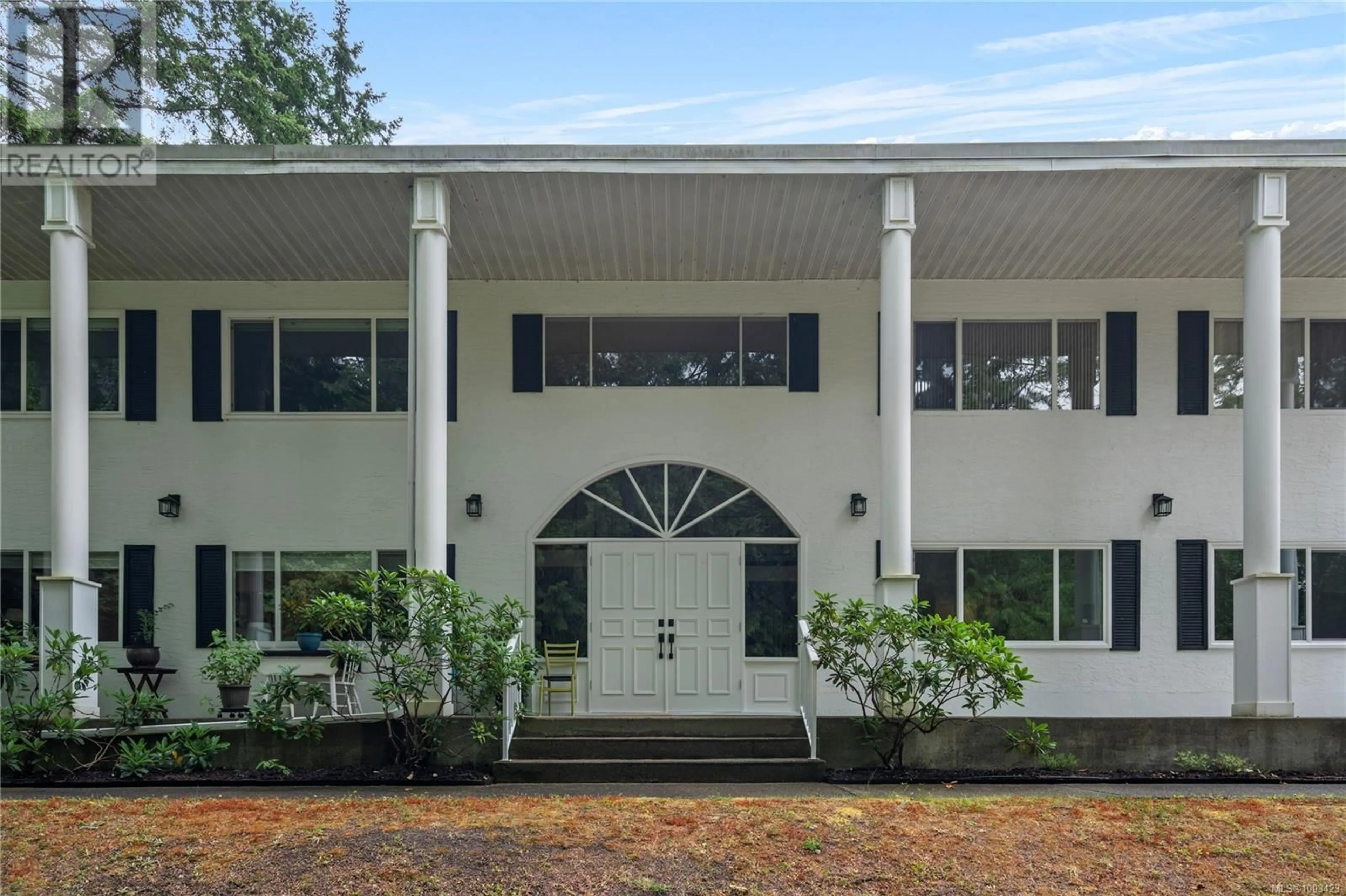 Home with vinyl exterior material, building for 1 - 344 VILLAGE WAY, Qualicum Beach British Columbia V9K1N4