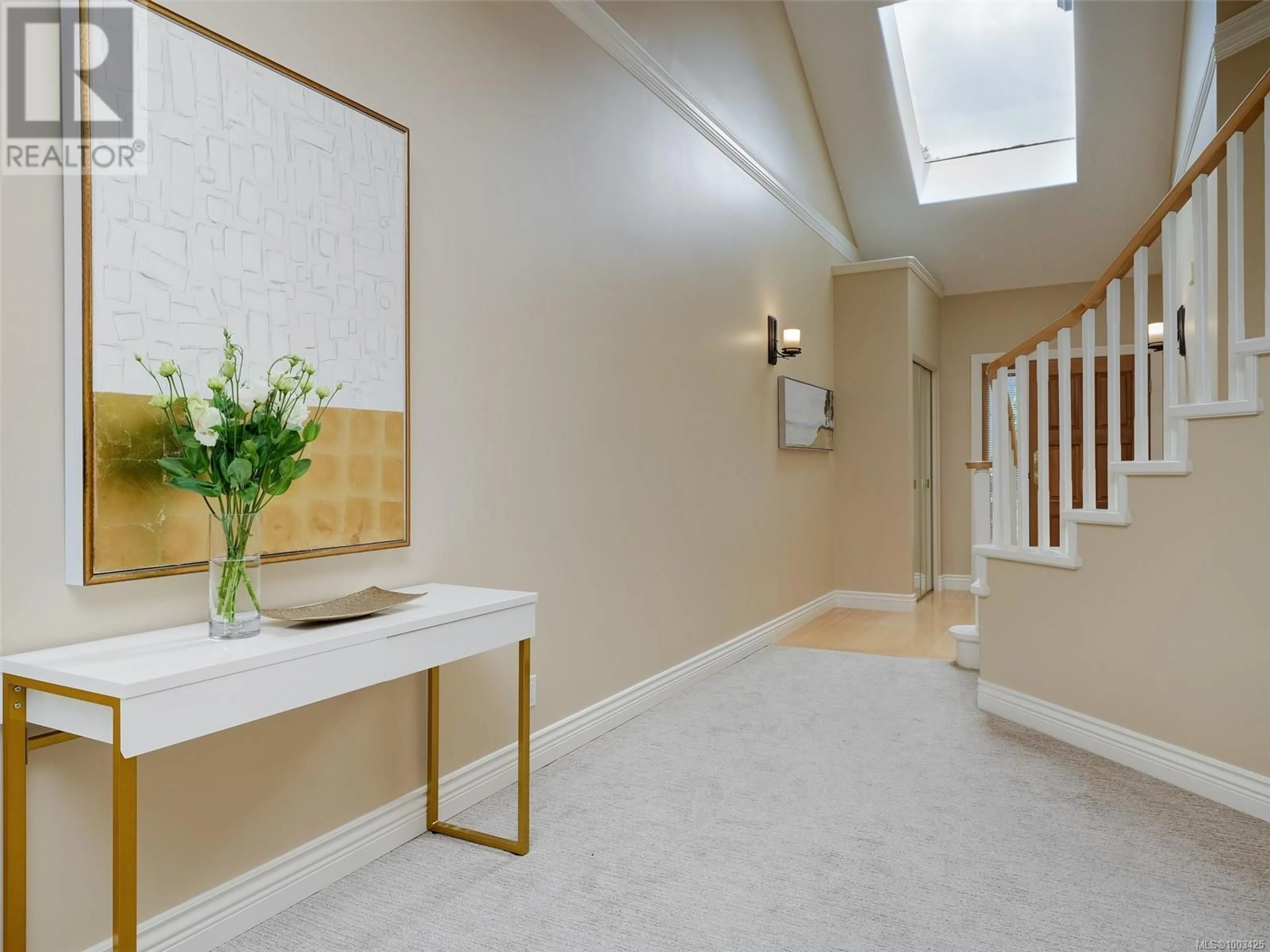 Indoor foyer for 11 - 4522 GORDON POINT DRIVE, Saanich British Columbia V8N6L4