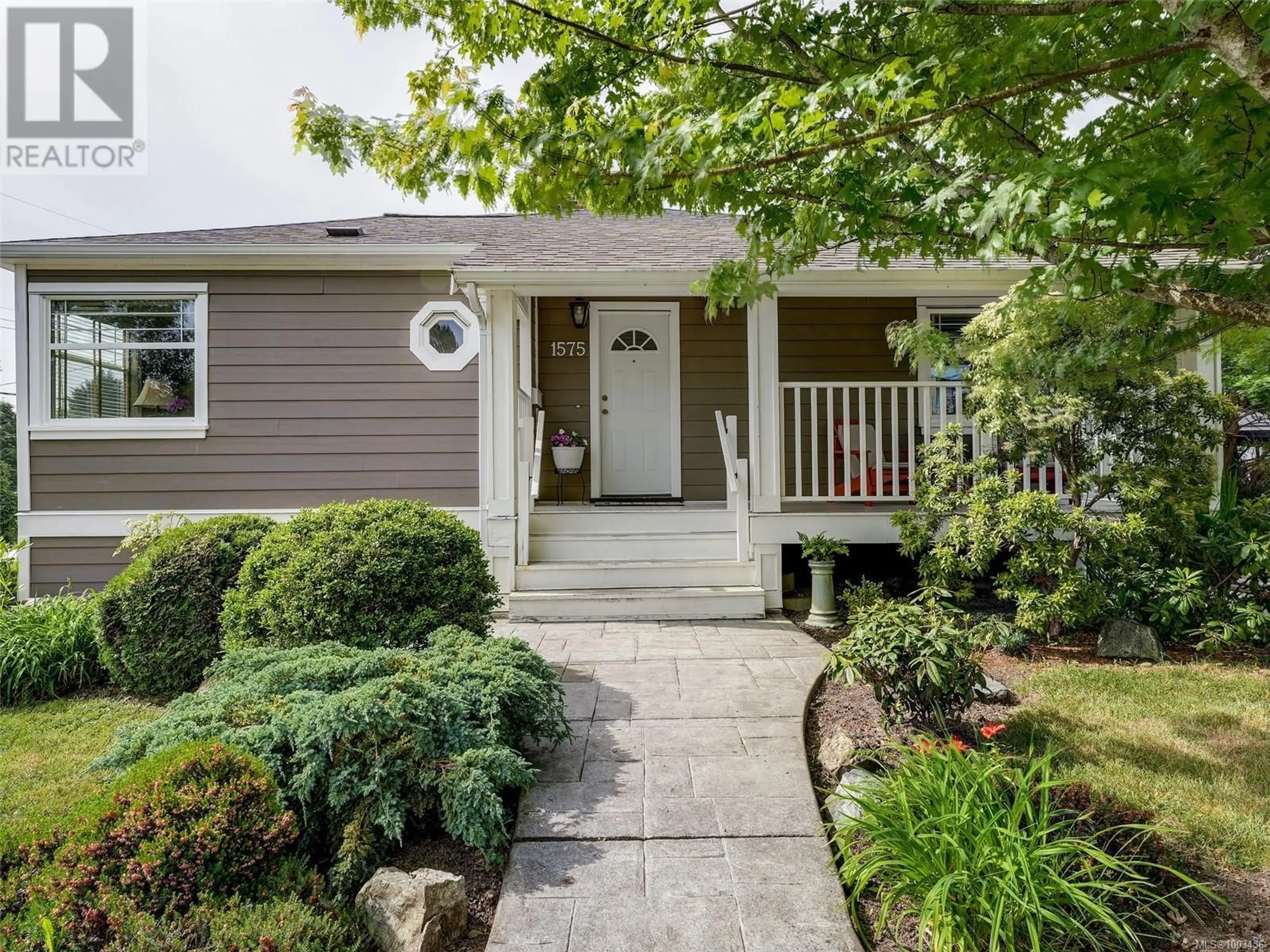 Home with vinyl exterior material, street for 1575 MCRAE AVENUE, Saanich British Columbia V8P1G6