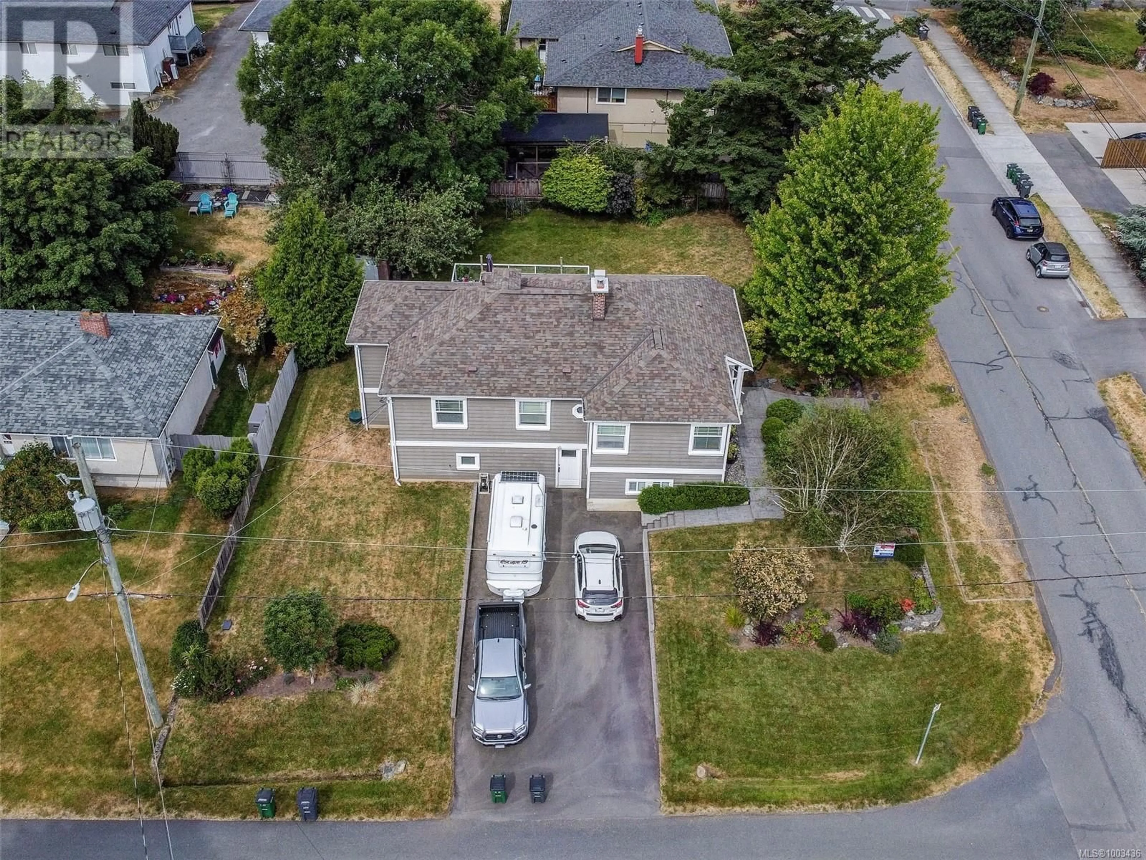A pic from outside/outdoor area/front of a property/back of a property/a pic from drone, street for 1575 MCRAE AVENUE, Saanich British Columbia V8P1G6
