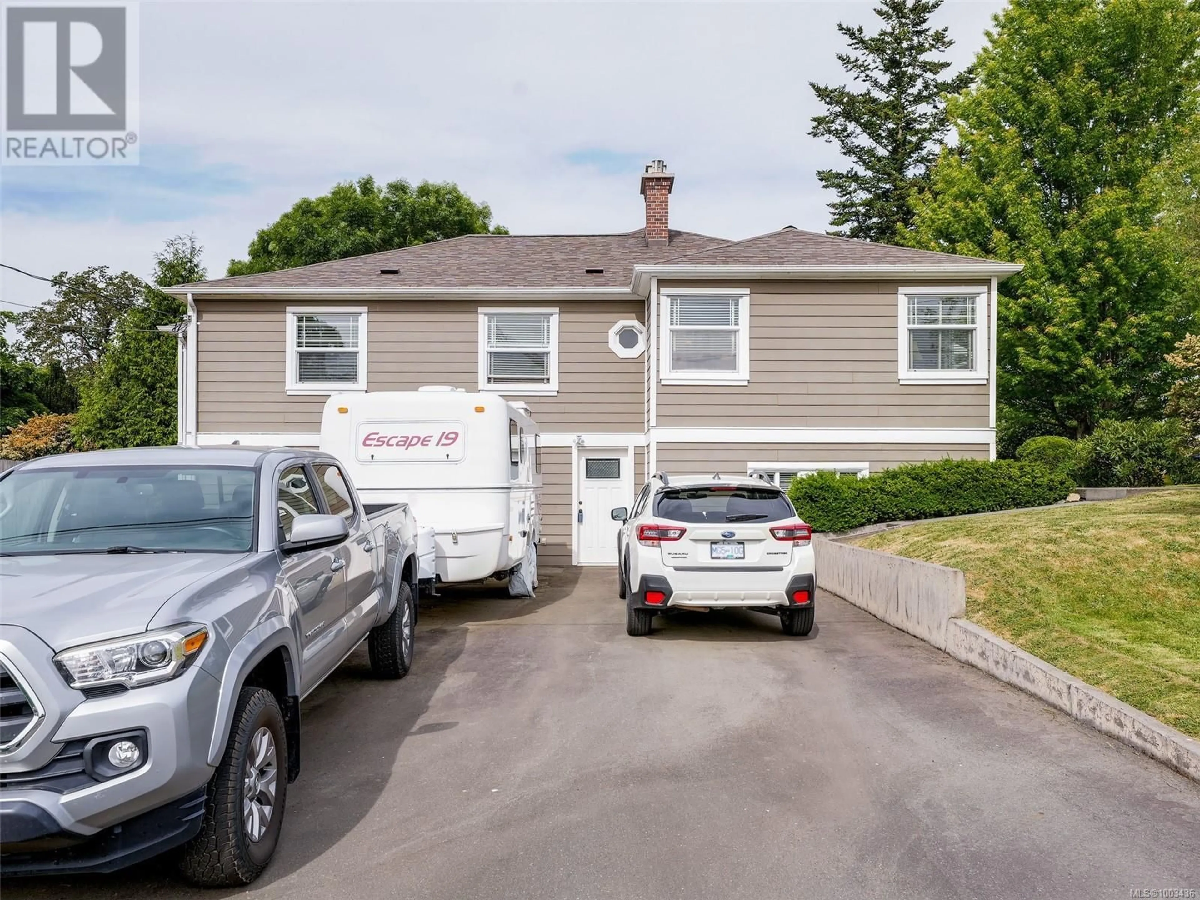 Home with vinyl exterior material, street for 1575 MCRAE AVENUE, Saanich British Columbia V8P1G6