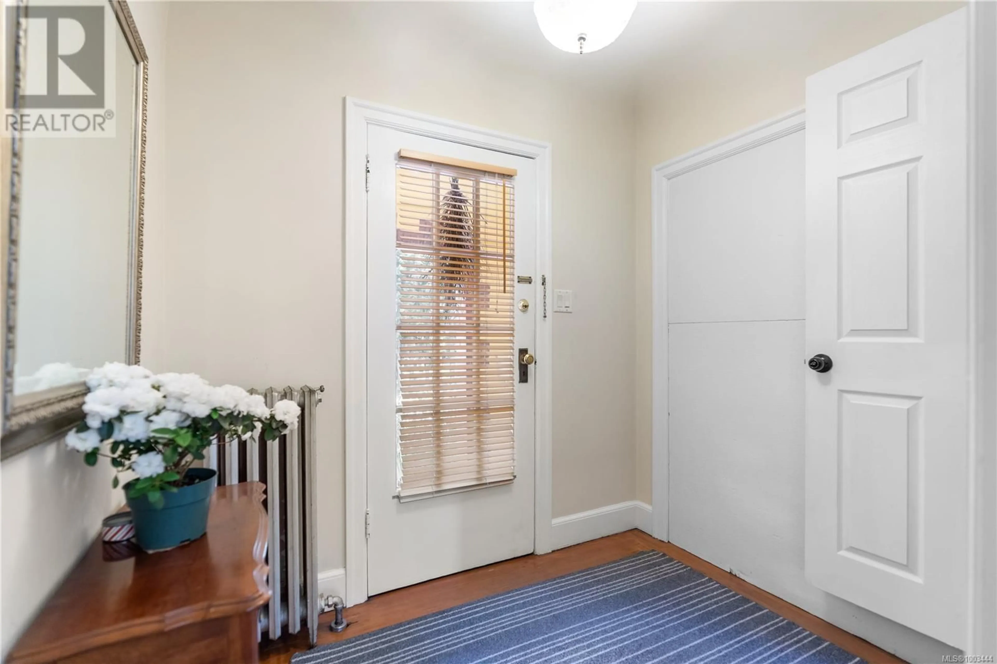Indoor entryway for 3242 CEDAR HILL ROAD, Saanich British Columbia V8P3Y3