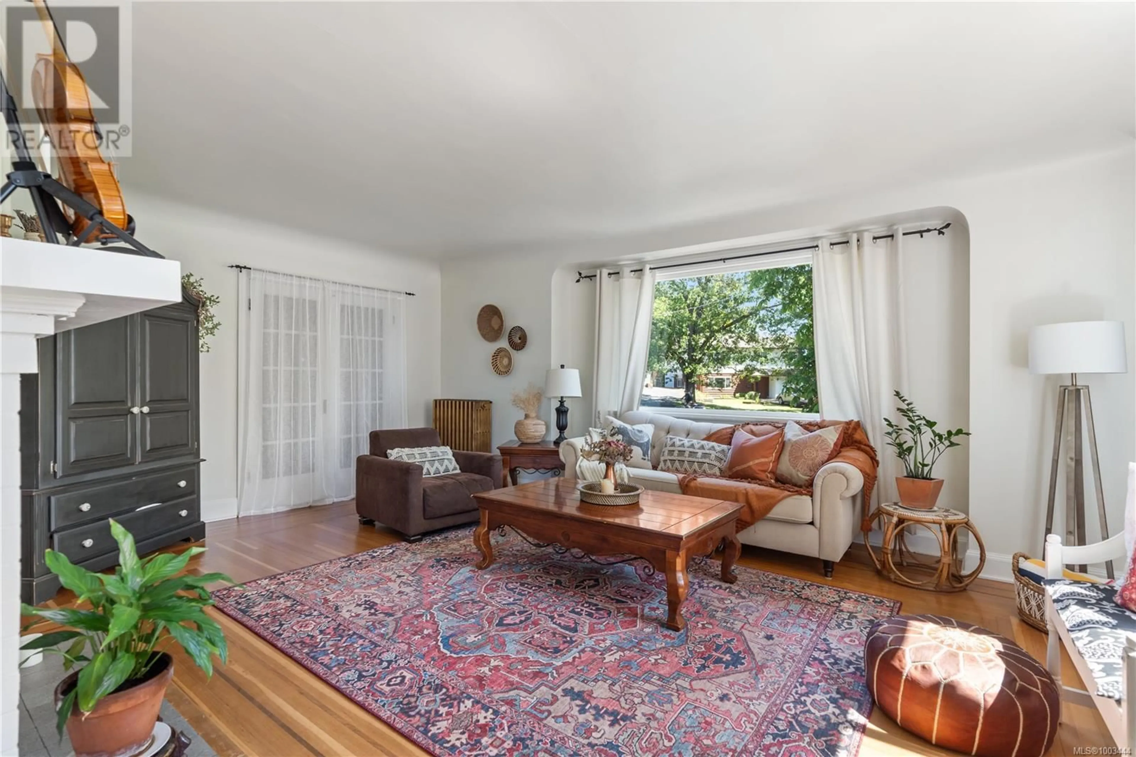 Living room with furniture, unknown for 3242 CEDAR HILL ROAD, Saanich British Columbia V8P3Y3