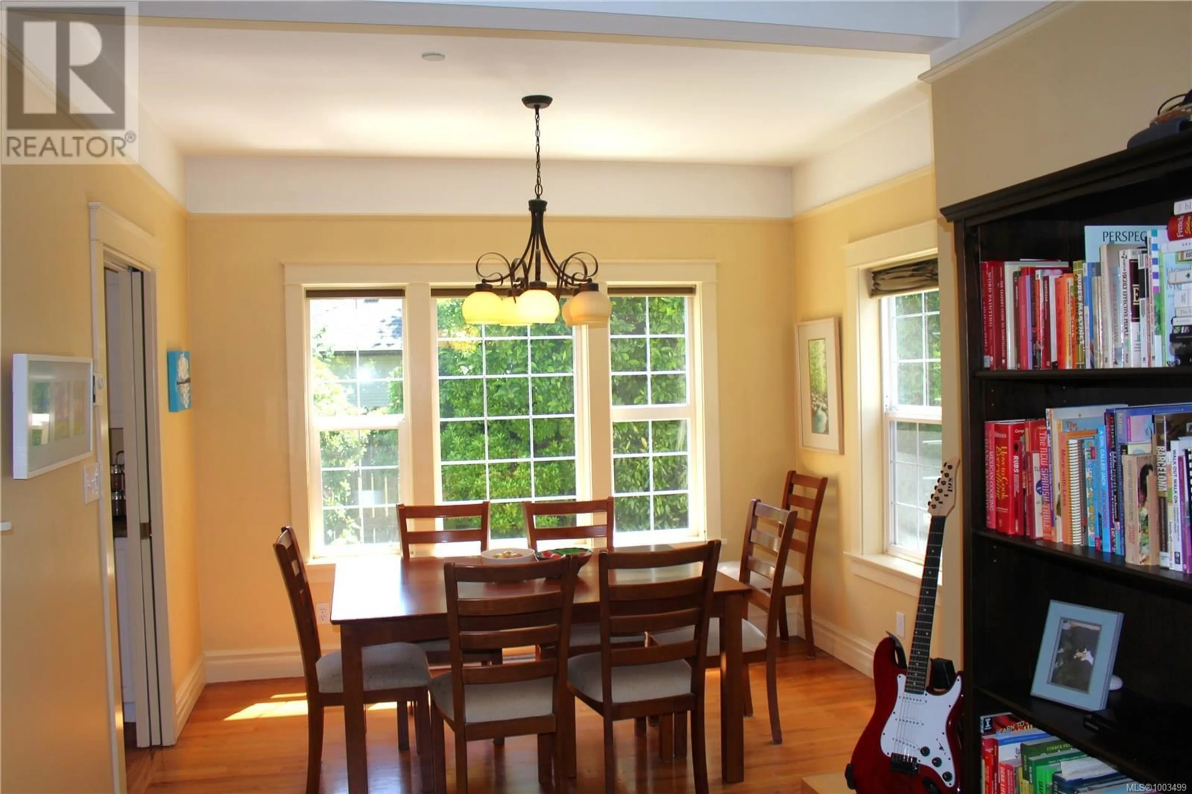 Dining room, wood/laminate floor for 1046 ST. CHARLES STREET, Victoria British Columbia V8S3P6
