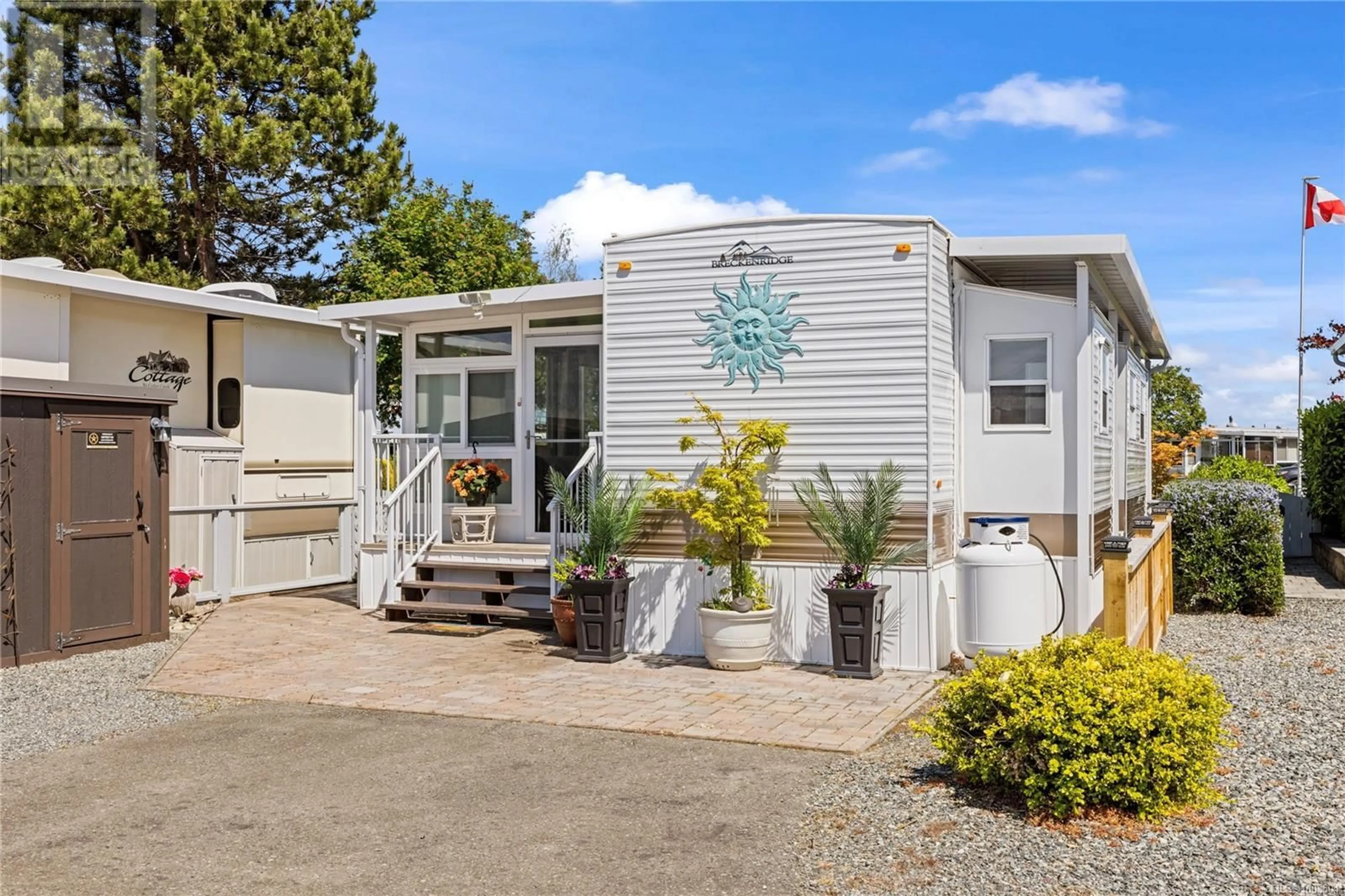 Home with vinyl exterior material, street for 302 - 200 CORFIELD STREET, Parksville British Columbia V9P2H5