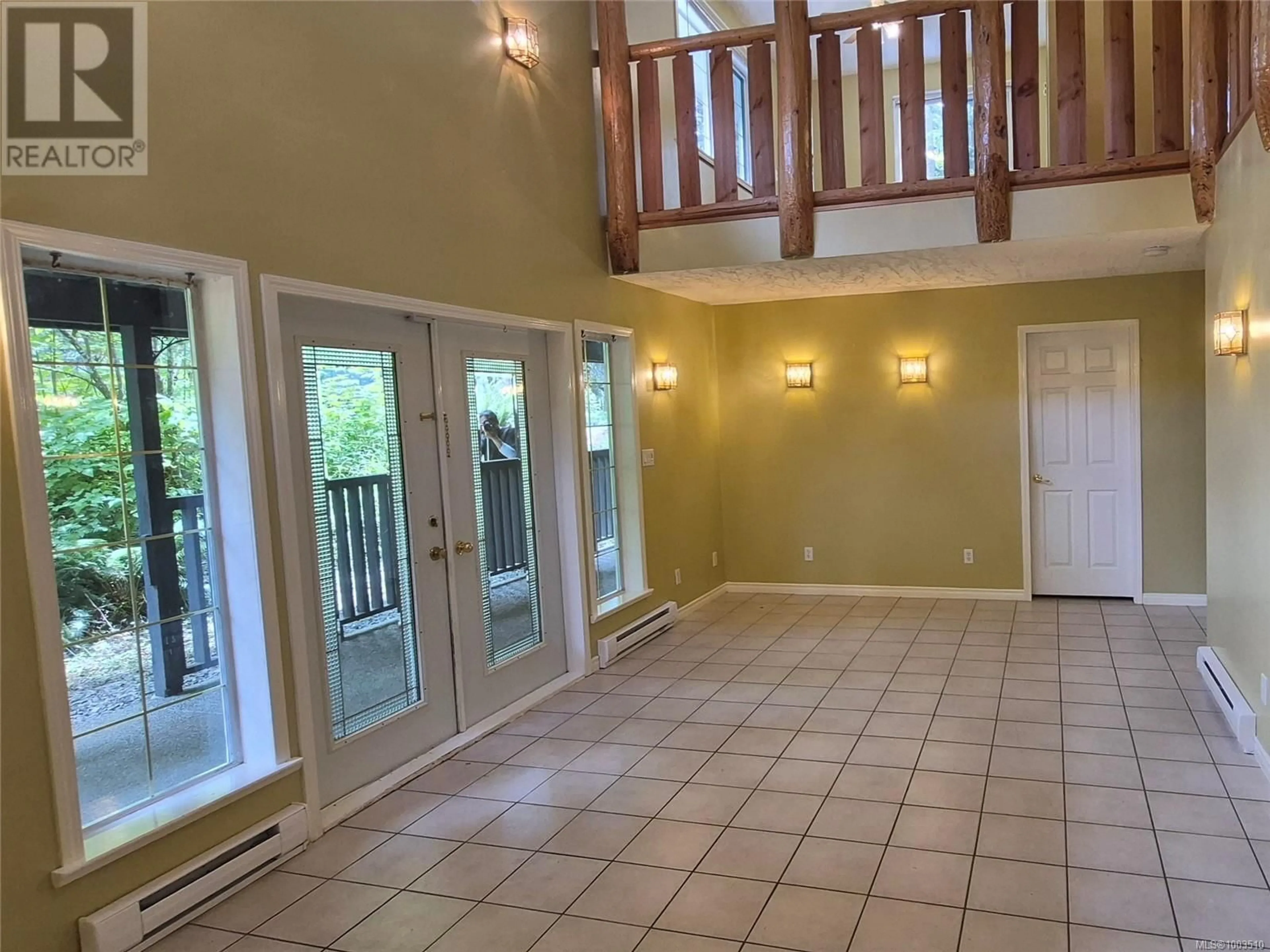 Indoor foyer for 303 HOLLY AVENUE, Nanaimo British Columbia V9S3M3