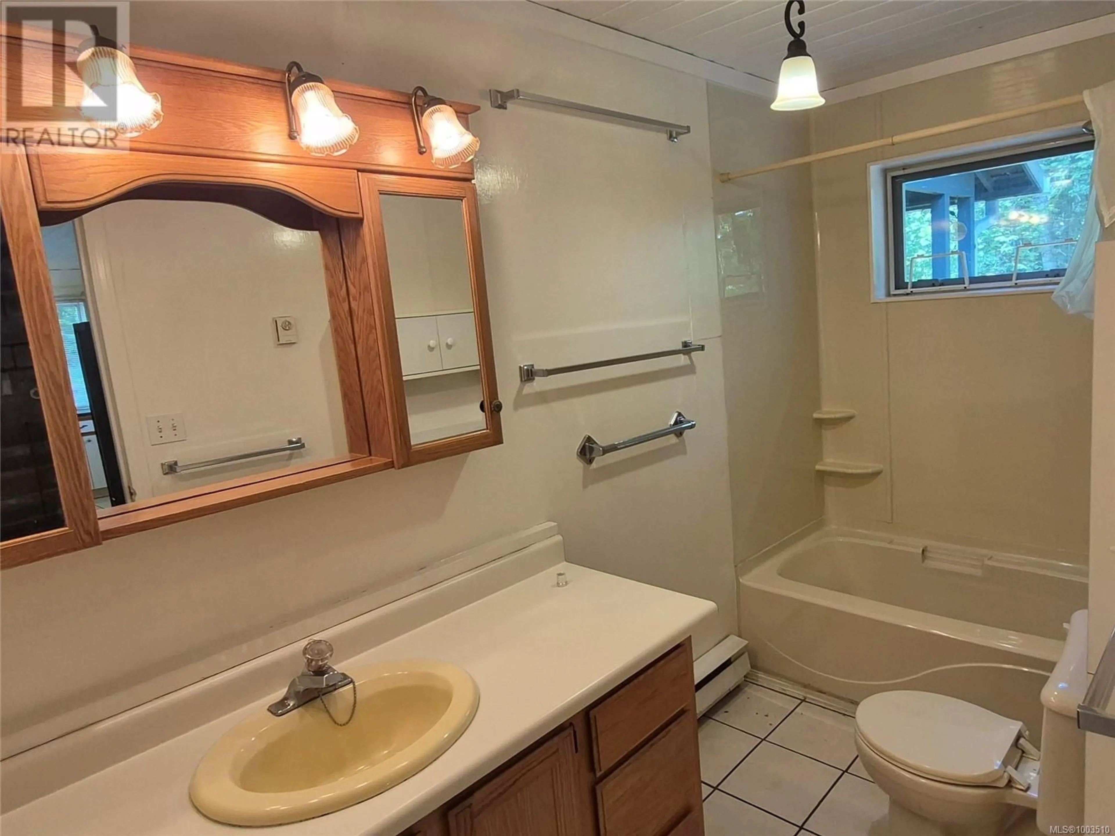 Standard bathroom, unknown for 303 HOLLY AVENUE, Nanaimo British Columbia V9S3M3