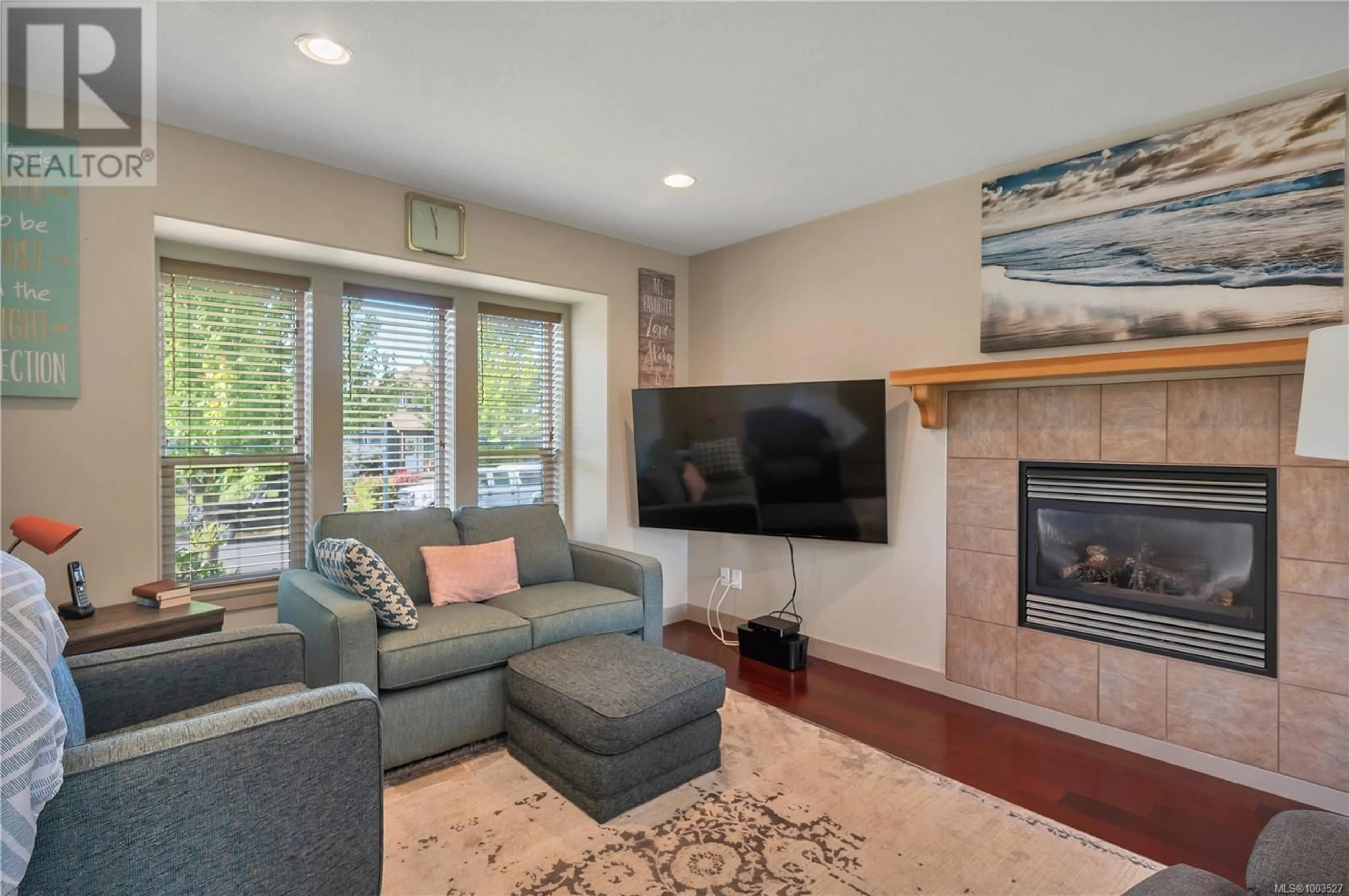 Living room with furniture, unknown for 121 VERMONT DRIVE, Campbell River British Columbia V9W0A4